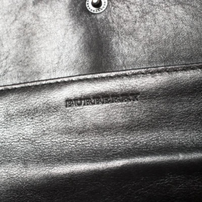 Burberry Portefeuille continental gris métallisé à carreaux fumés et rabat en cuir Pour femmes en vente