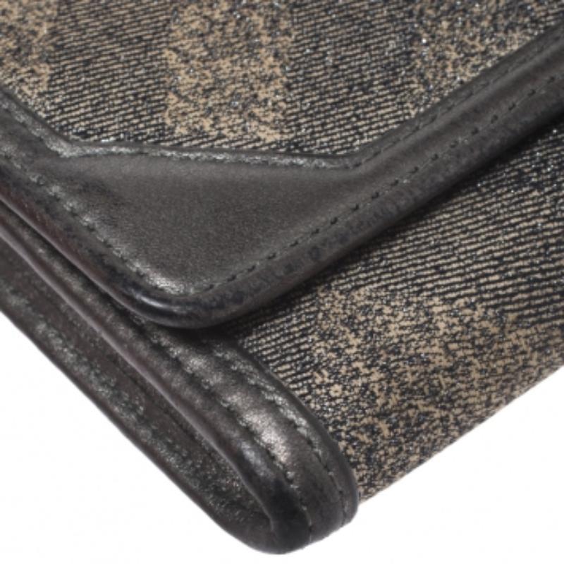 Burberry Portefeuille continental gris métallisé à carreaux fumés et rabat en cuir en vente 1