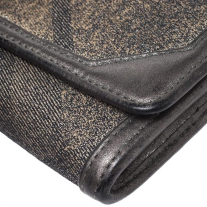 Burberry Portefeuille continental gris métallisé à carreaux fumés et rabat en cuir en vente 2