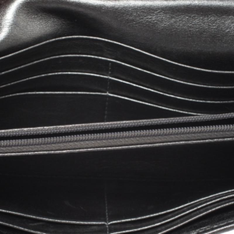 Burberry Portefeuille continental gris métallisé à carreaux fumés et rabat en cuir en vente 4
