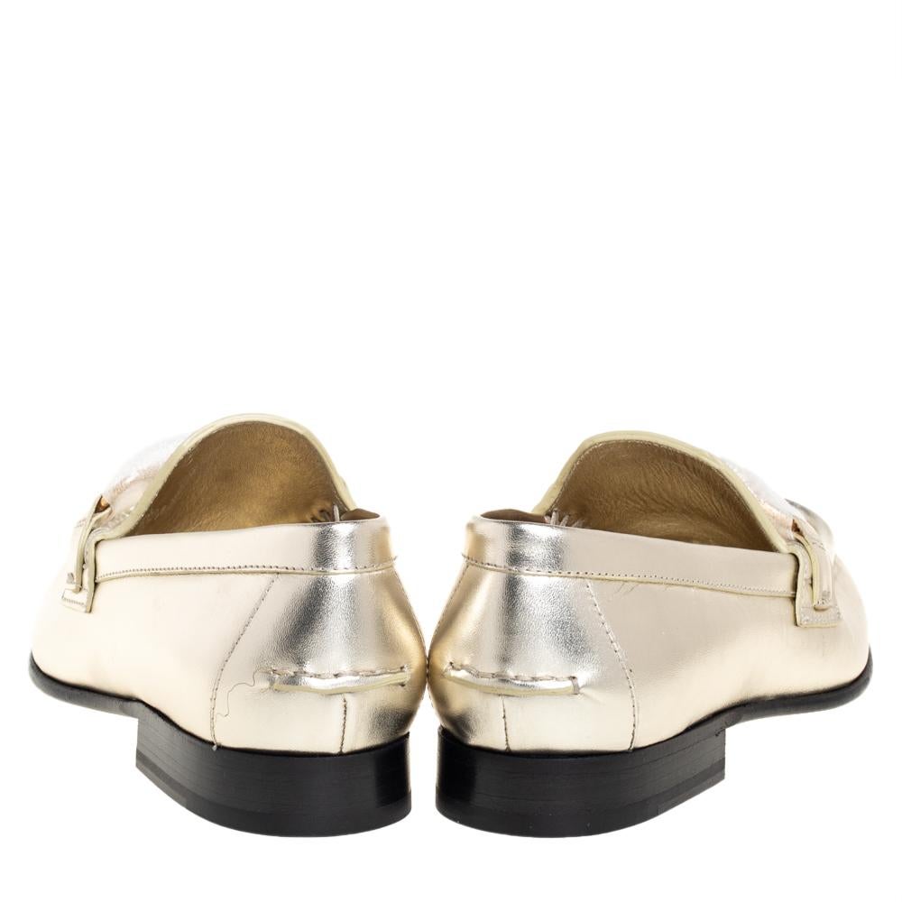 Burberry Metallic Light Gold Leather Solway Chain Detail Slip On Loafers Size 37 In New Condition In Dubai, Al Qouz 2