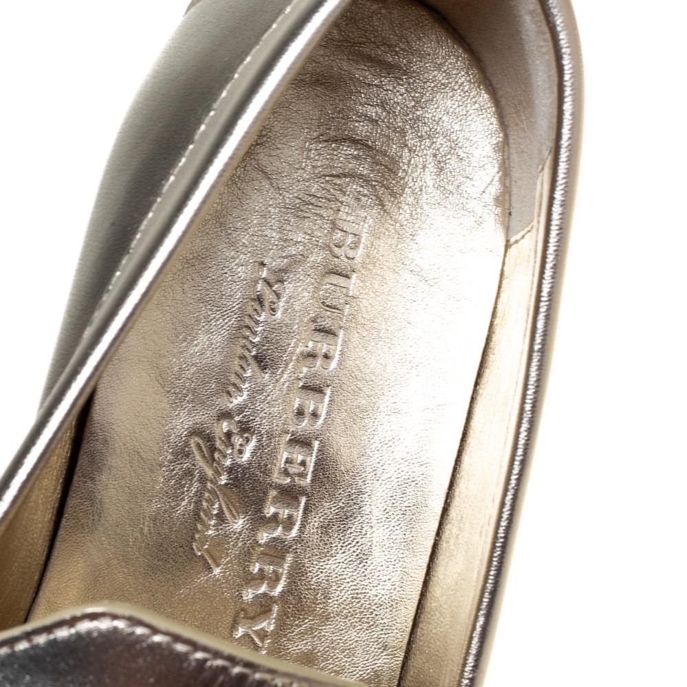 Burberry Metallic Light Gold Solway Chain Detail Slip On Loafers Size 37.5 In New Condition In Dubai, Al Qouz 2