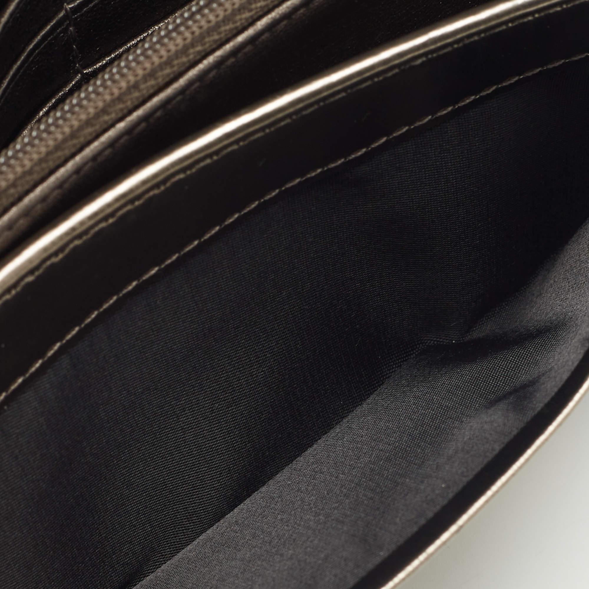 Compatto ed elegante, questo portafoglio sarà il tuo compagno di viaggio preferito. Progettato con materiali di qualità, il suo interno è suddiviso in diversi scomparti per conservare perfettamente le tue carte e i tuoi contanti.