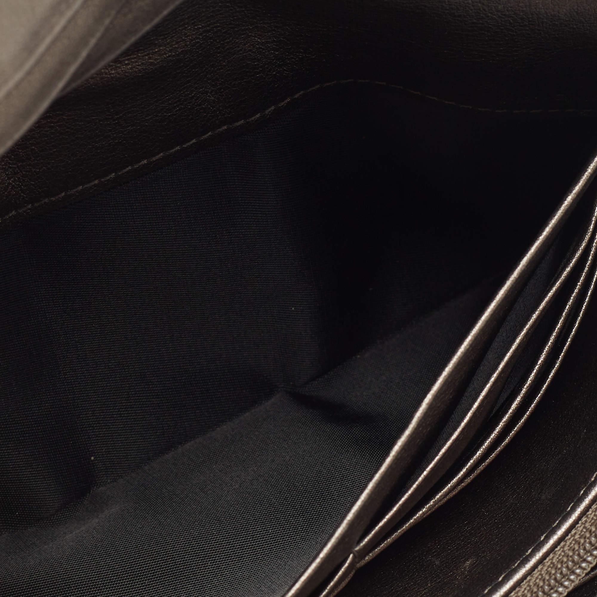 Donna Portafoglio continentale Penrose di Burberry in nylon e pelle a quadretti Nova metallizzata in vendita