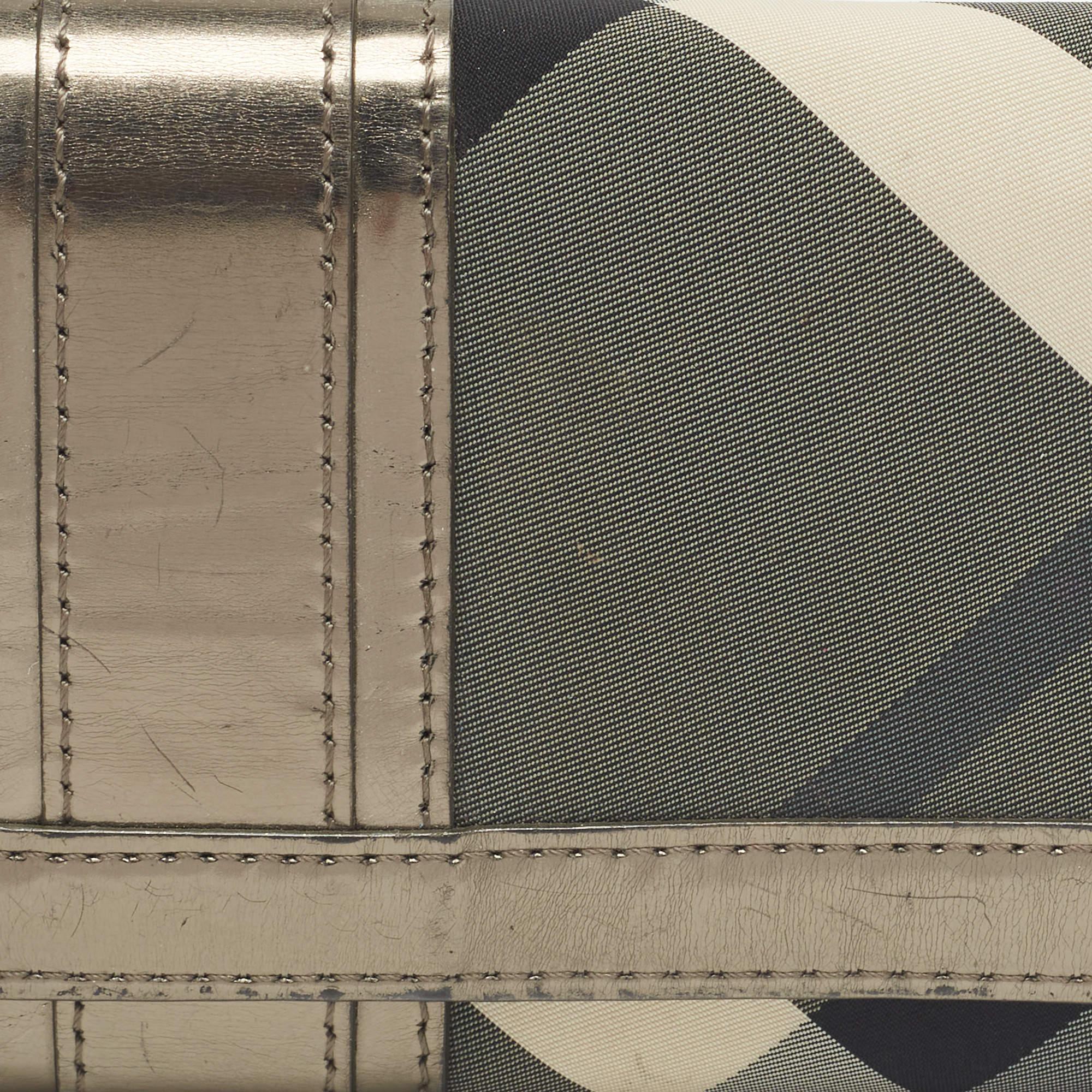 Portafoglio continentale Penrose di Burberry in nylon e pelle a quadretti Nova metallizzata in vendita 4