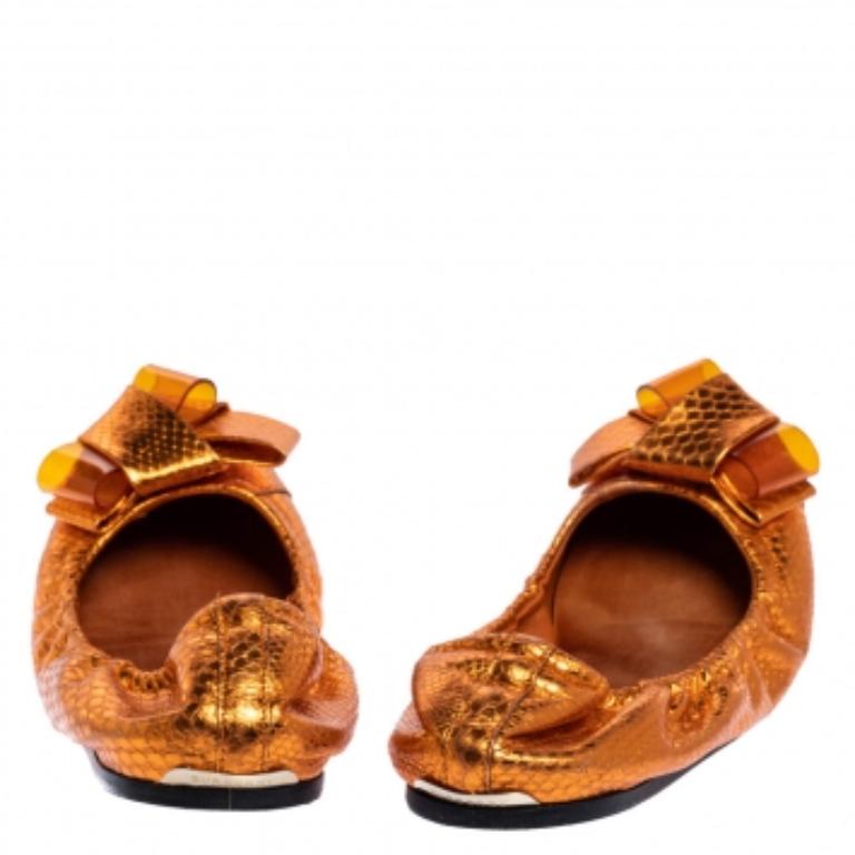 Burberry Bailarinas Surrey Piel Pitón Naranja Metalizado Tamaño 37 en Bastante bueno estado para la venta en Dubai, Al Qouz 2