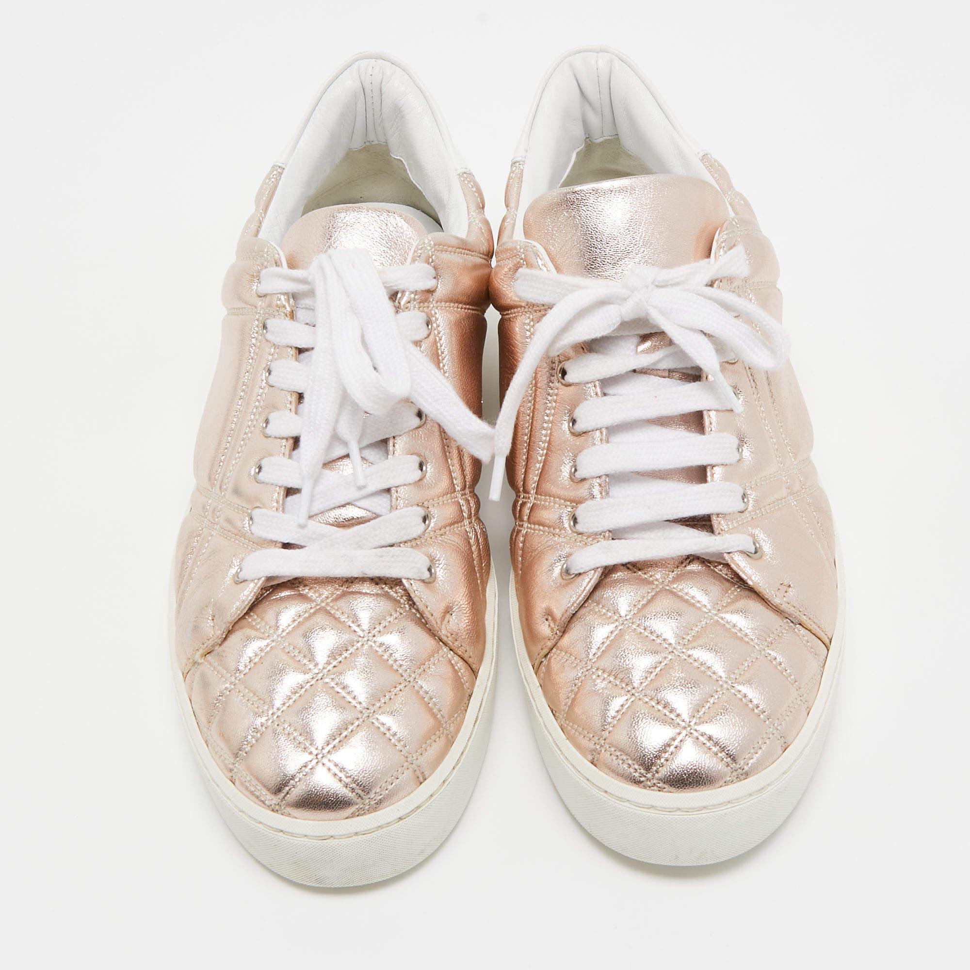 Elevate your footwear game with these Burberry sneakers for women. Combining high-end aesthetics and unmatched comfort, these sneakers are a symbol of modern luxury and impeccable taste.


