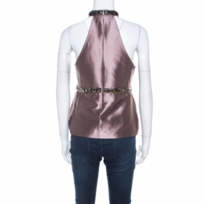 Un top como éste te vendrá muy bien, sobre todo con pantalones y faldas de sastre. Esta prenda morada metalizada de Burberry tiene escote halter, cierre de cremallera y adornos de tachuelas.