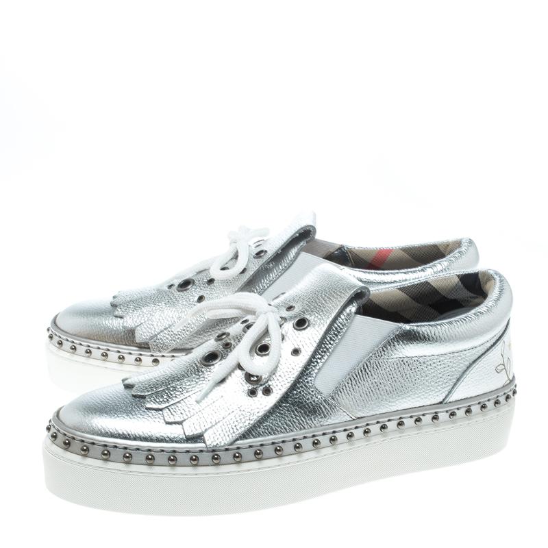 Burberry Metallic Silver Kiltie Fringe Detail Slip On Sneakers Size 37 im Zustand „Neu“ in Dubai, Al Qouz 2
