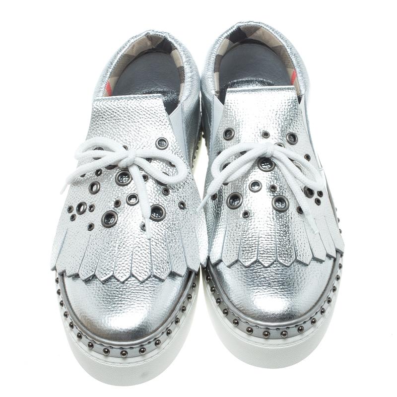 Burberry Metallic Silver Leather Kiltie Fringe Slip On Sneakers Size 39.5 (Silber)