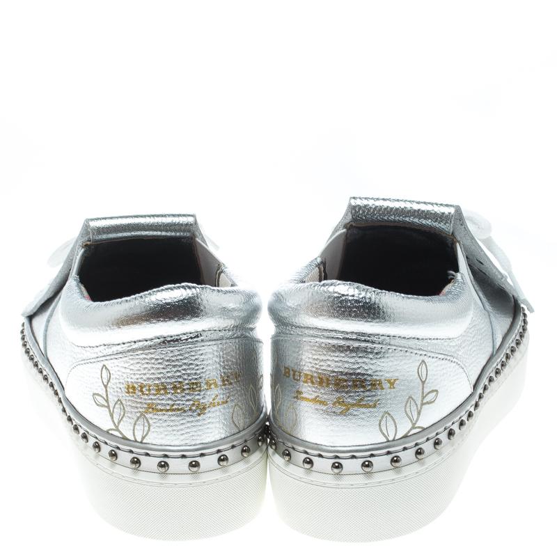 Burberry Metallic Silver Leather Kiltie Fringe Slip On Sneakers Size 39.5 Damen