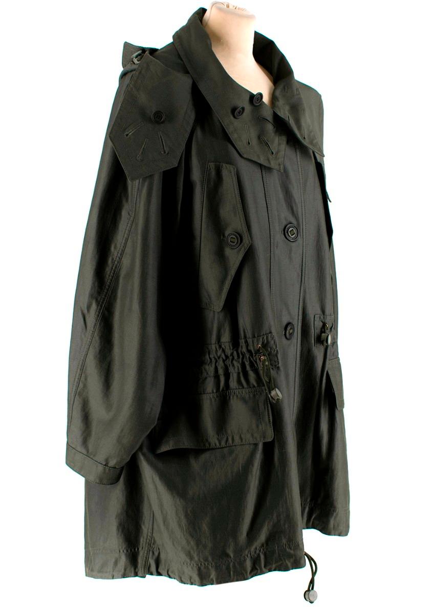 Burberry Military Green Wool-Blend Parker Coat

- Military green parka style coat 
- Detachable hood 
- Front button fastening 
- Drawstring waist and hem 
- Front slanted buttoned and flap pockets 
- Buttoned cuffs 

Materials: 
Main - 60% Wool,