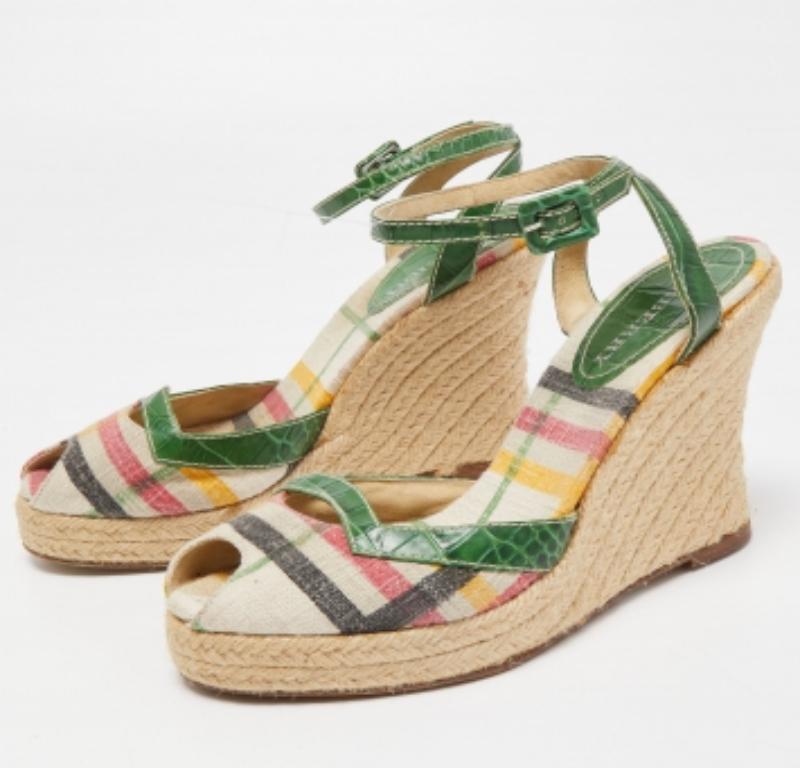 These sandals will frame your feet in an elegant manner. Crafted from quality materials, they display a classy design and comfortable insoles.