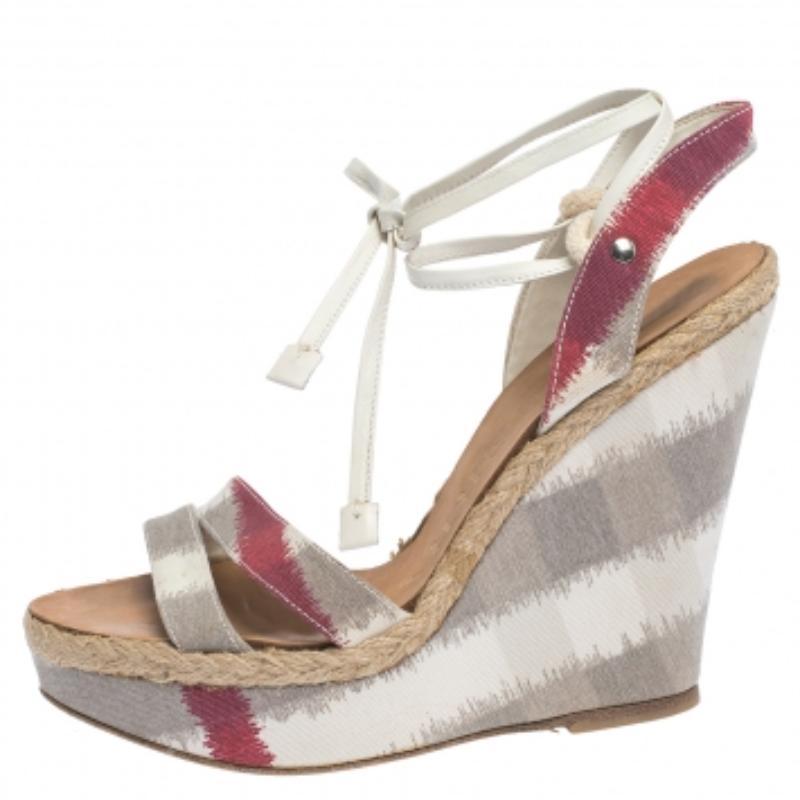 Burberry Sandalias de cuña con plataforma envolvente en el tobillo de piel de lona multicolor talla 38 Beige