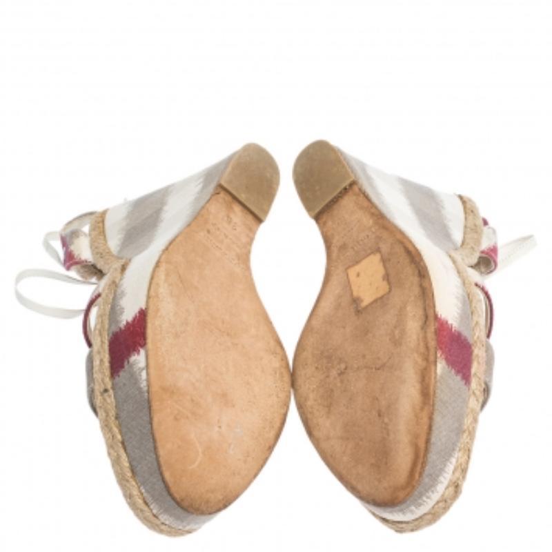 Burberry Sandalias de cuña con plataforma envolvente en el tobillo de piel de lona multicolor talla 38 2