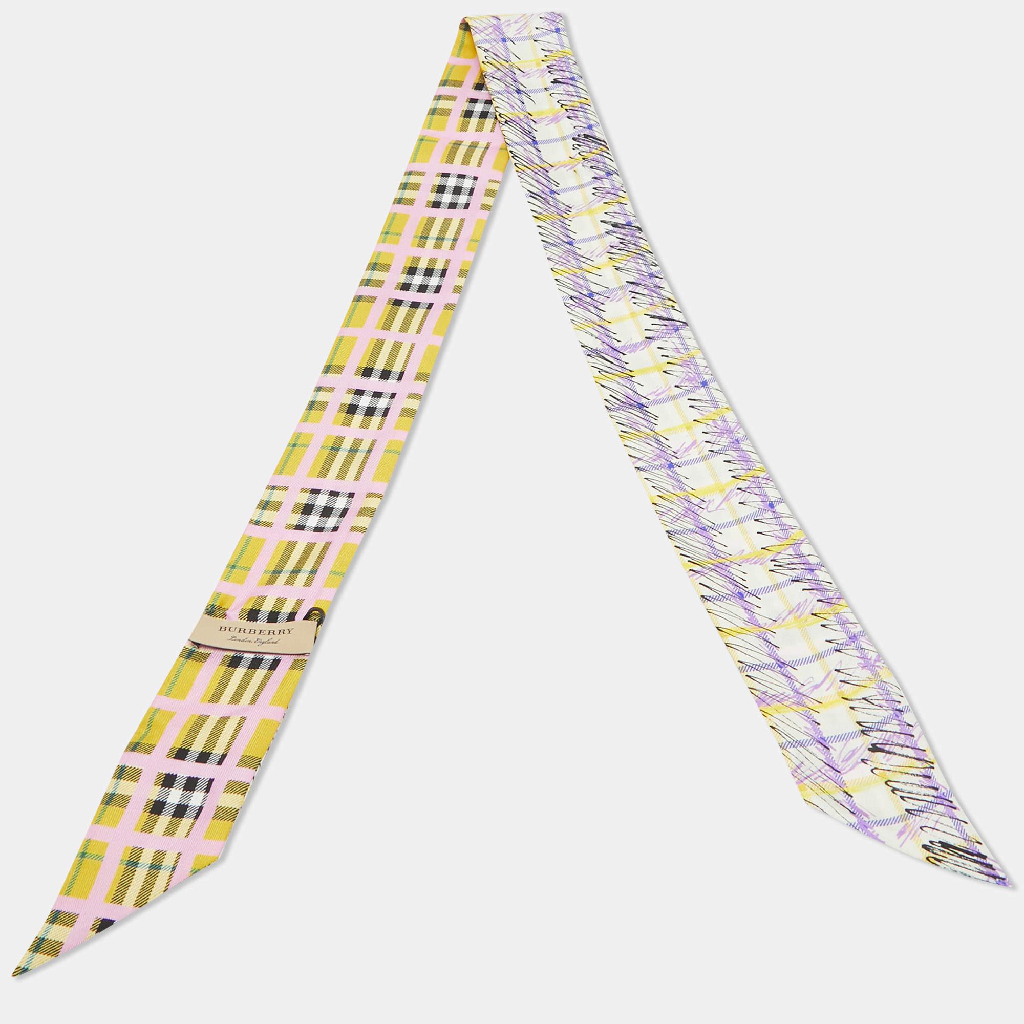 Questo twilly di Burberry è un modo divertente per accessoriare i tuoi outfit casual e le tue borse. È tagliato in seta e ricoperto di stampe meravigliose.