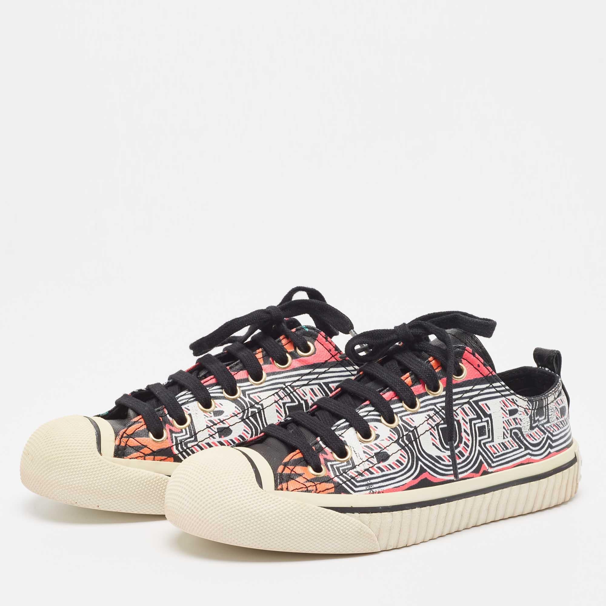 Fashioned to take your style a notch higher, these low top sneakers from Burberry are absolutely worth the dream and the splurge! They've been crafted from canvas and styled with laces on the vamps and Kingly Mark prints all over.

