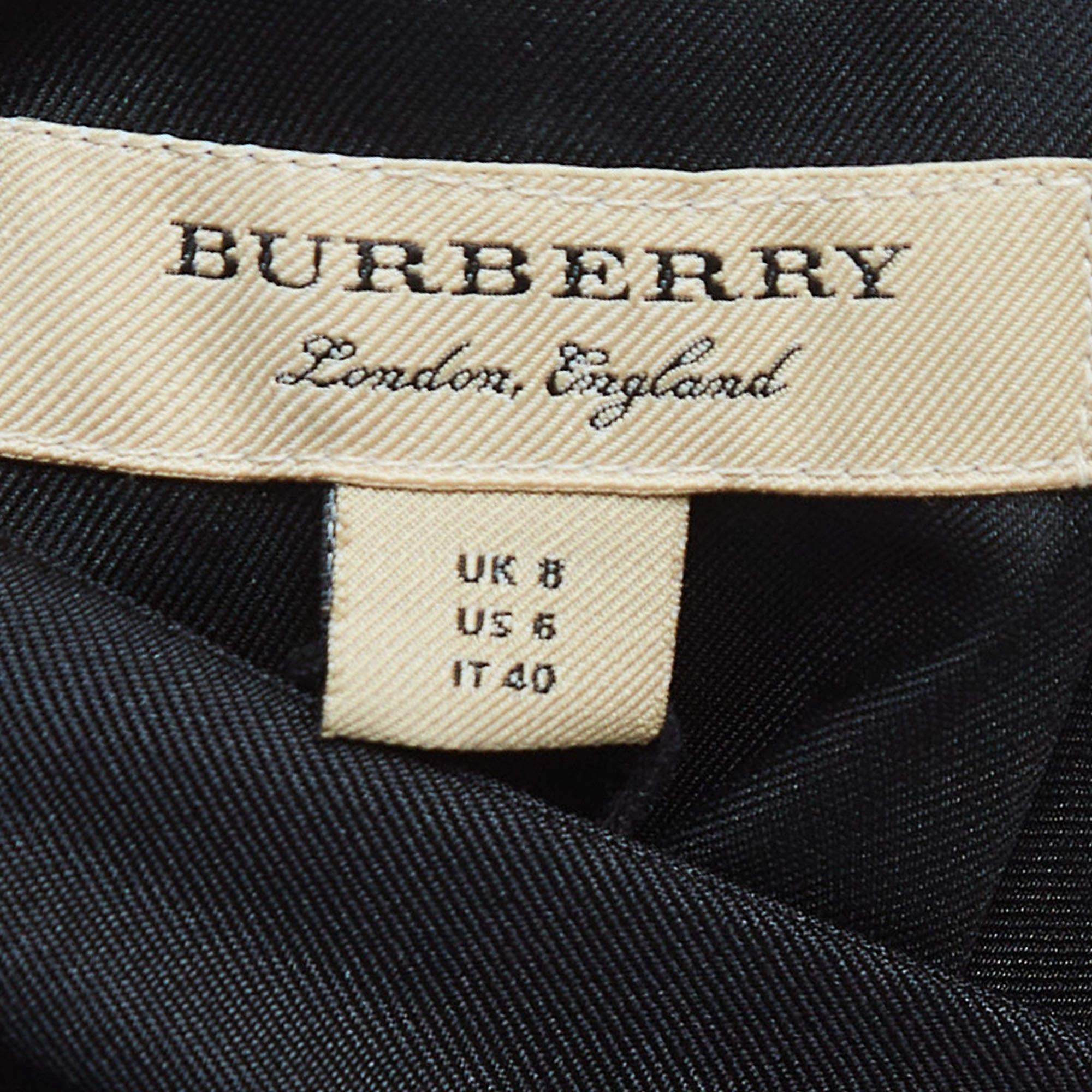 Burberry - Robe chemise ceinturée en soie imprimée multicolore S Excellent état - En vente à Dubai, Al Qouz 2
