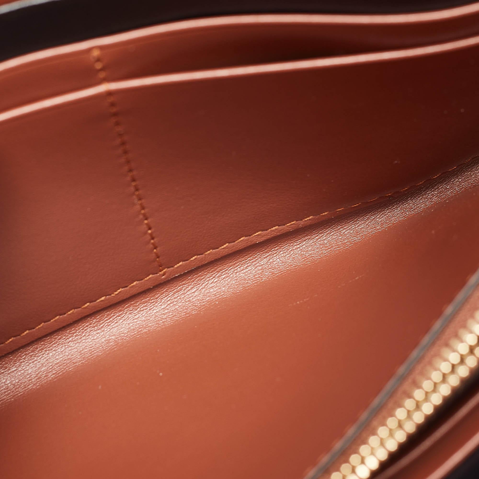 Compact and stylish, this wallet will be your favorite grab-and-go companion. Designed from quality materials, its interior is divided into different compartments to store your cards and cash perfectly.