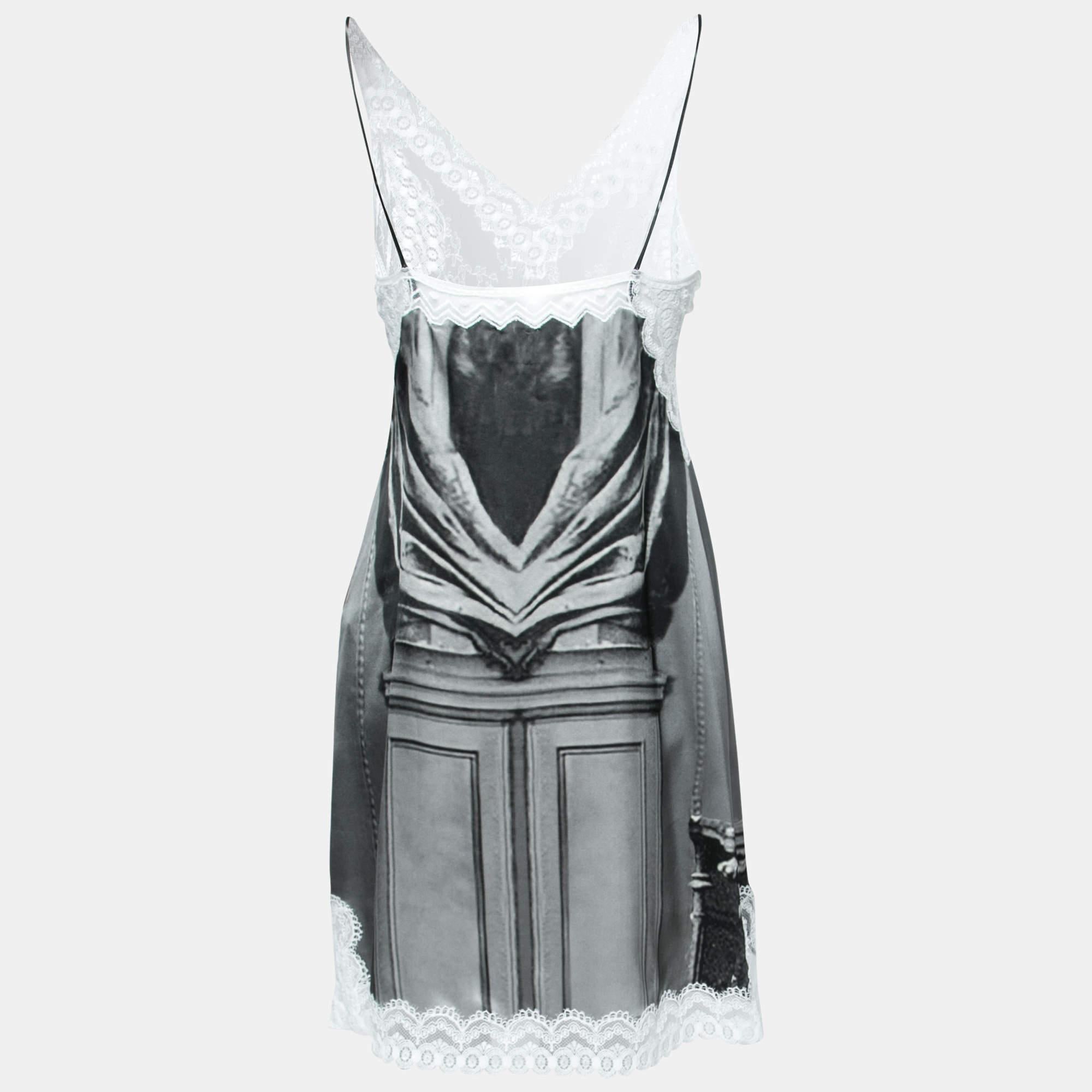 This dress designed by Burberry is here to a dash of panache to your ensemble. It is stitched using comfortable, good-quality fabric and flaunts an attractive victorian print.

Includes: Price Tag
