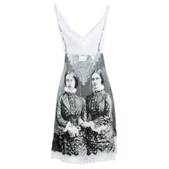 Burberry Mehrfarbiges Slip-Kleid mit viktorianischem Druck und Spitzenbesatz aus Seide XS