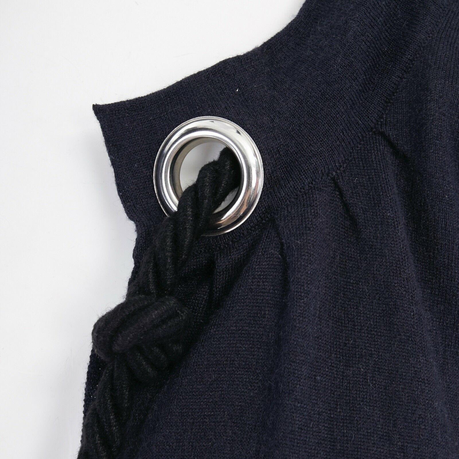 BURBERRY navy ble silk cashmere nautical rope trimmed cardigan sweater S

BURBERRY LONDON
Navy blue silk, cashmere . Nautical inspired . Chunky black twisted rope trimmed neckline with silver hardware . Silver grommet . Open front . Raw rolled hem .