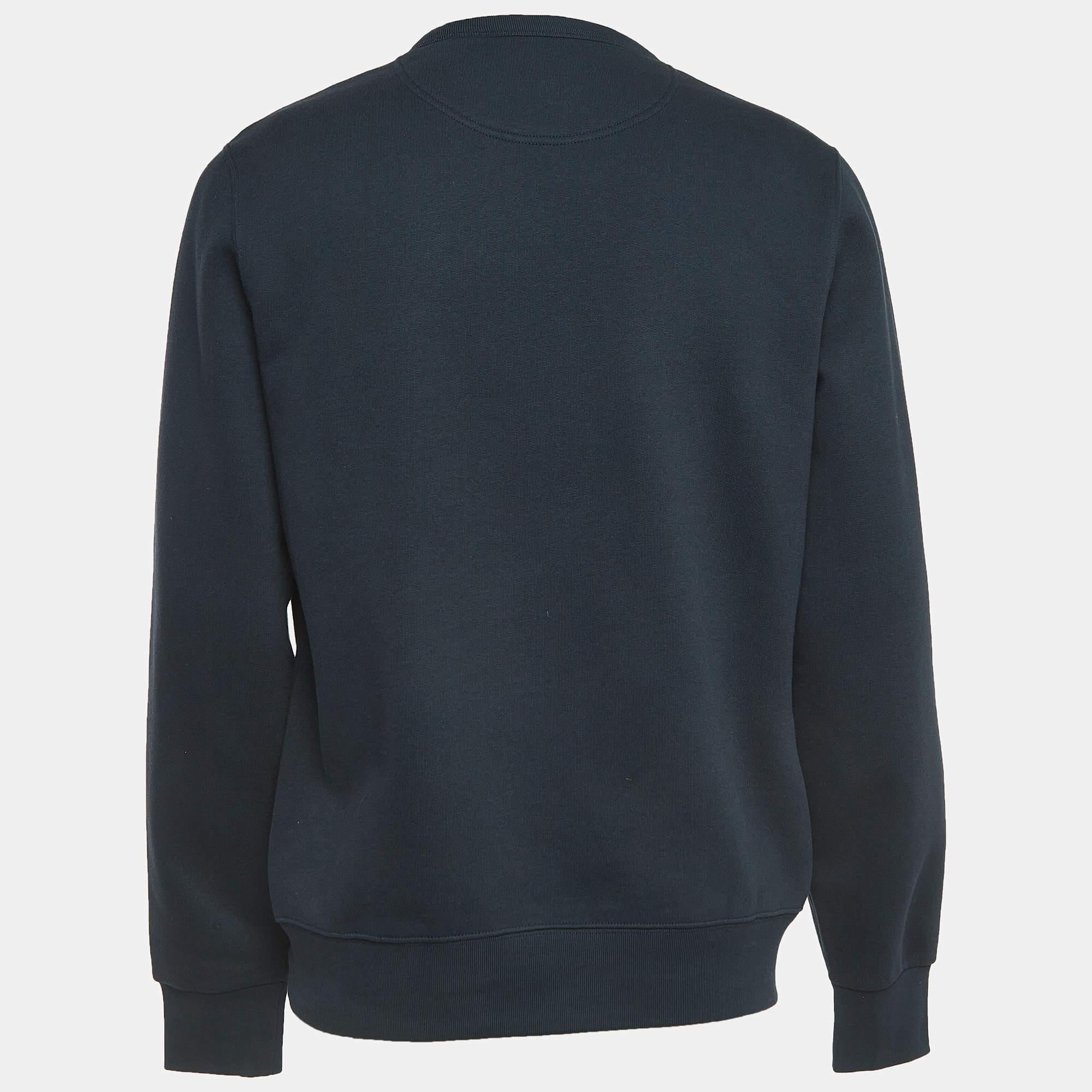 Whether you want to go out on casual outings with friends or just want to lounge around, this sweatshirt is a versatile piece and can be styled in many ways. It has been made using fine fabric.

