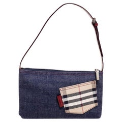 Burberry Marineblaue Baguette-Tasche aus Denim mit Taschenkaro