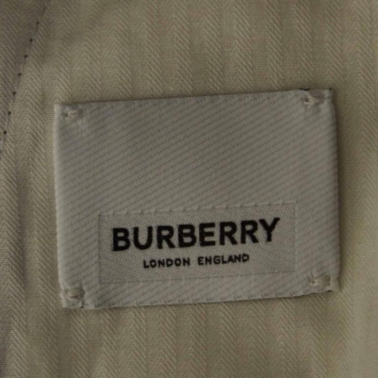 Mejora tu atuendo formal con este pantalón. Diseñado con una silueta y un ajuste magníficos, este par de pantalones te dará sin duda un aspecto elegante.