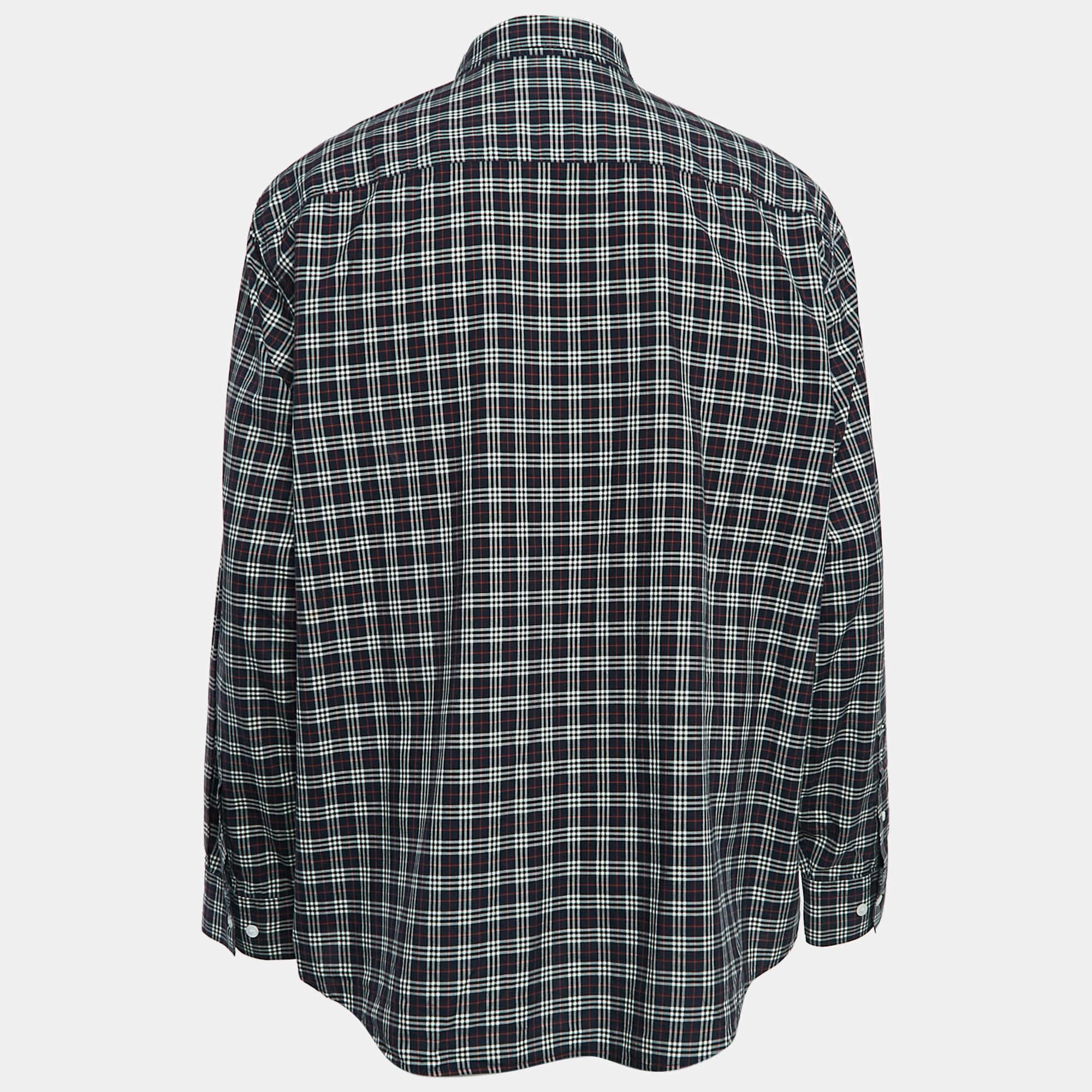 Questa camicia firmata è favolosa. È realizzata con materiali pregiati e presenta una silhouette aderente. Abbinalo a pantaloni e mocassini per un ensemble di tendenza.
