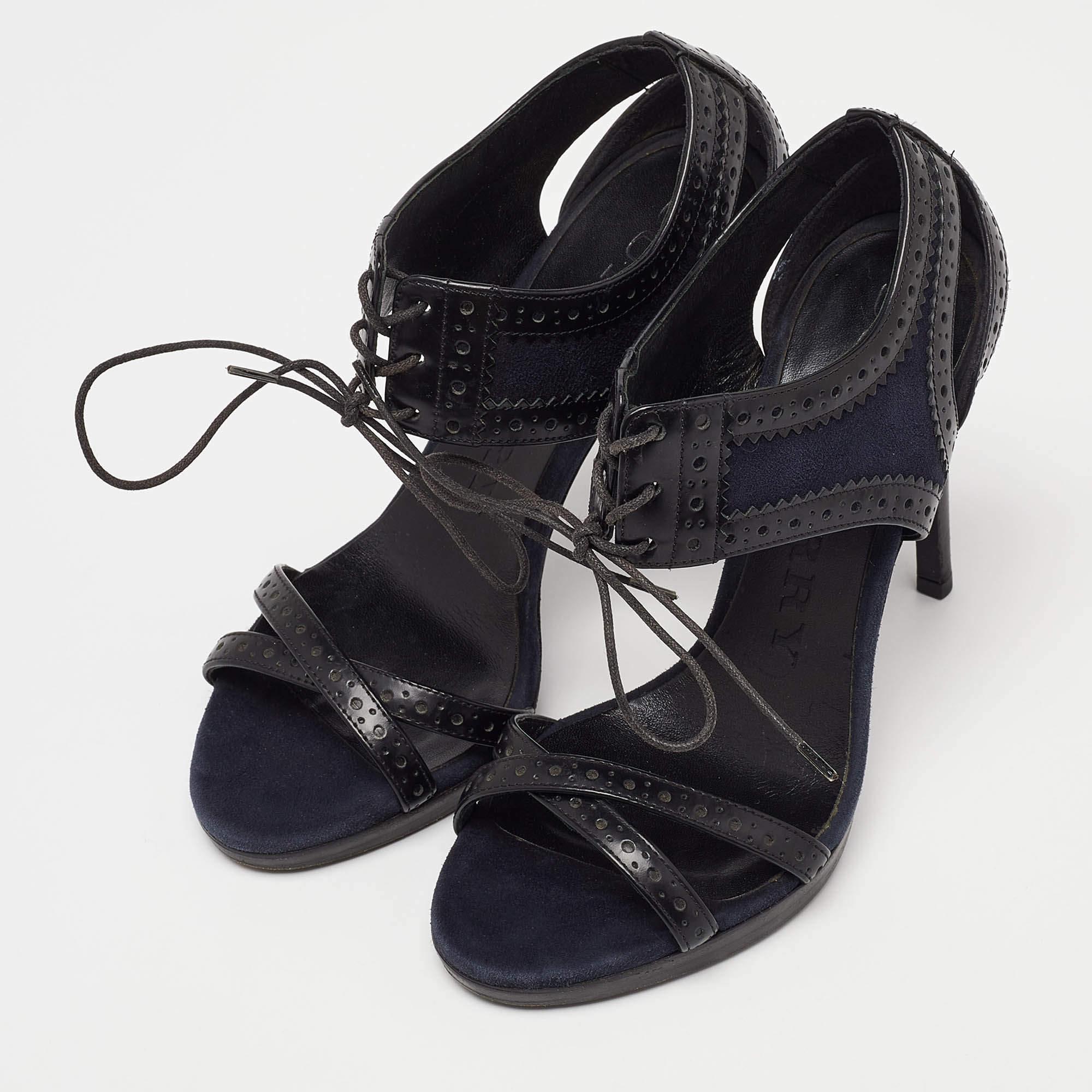 Estas sandalias de Burberry gritan Fabuloso con su diseño y estructura. Confeccionadas en piel brogue y ante, lucen tiras cruzadas sobre la puntera abierta y la parte trasera cerrada con cordones sencillos. Las sandalias se completan con la etiqueta
