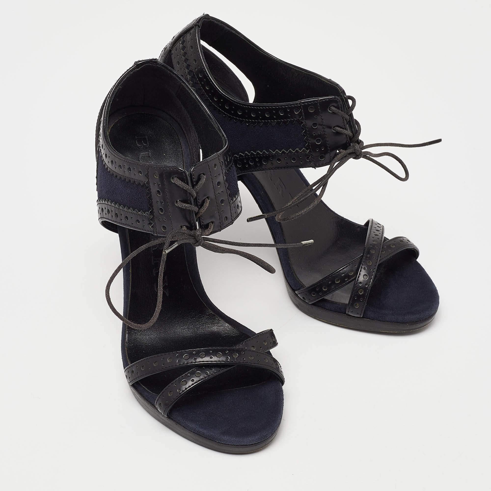 Burberry Sandalias de cordones Gauld de ante azul marino y piel de brogue negra talla 36 en Bastante bueno estado para la venta en Dubai, Al Qouz 2
