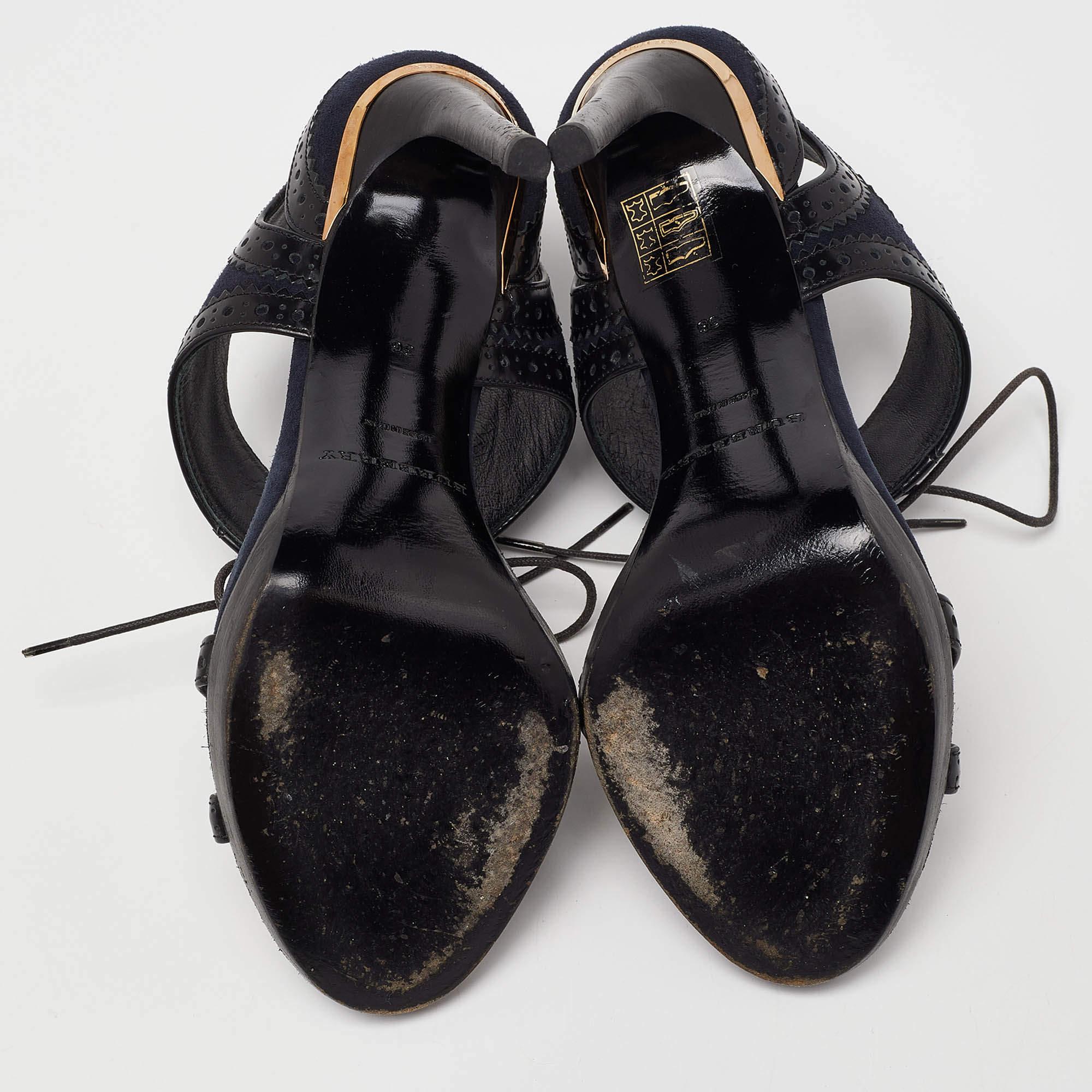 Burberry Sandalias de cordones Gauld de ante azul marino y piel de brogue negra talla 36 en venta 1