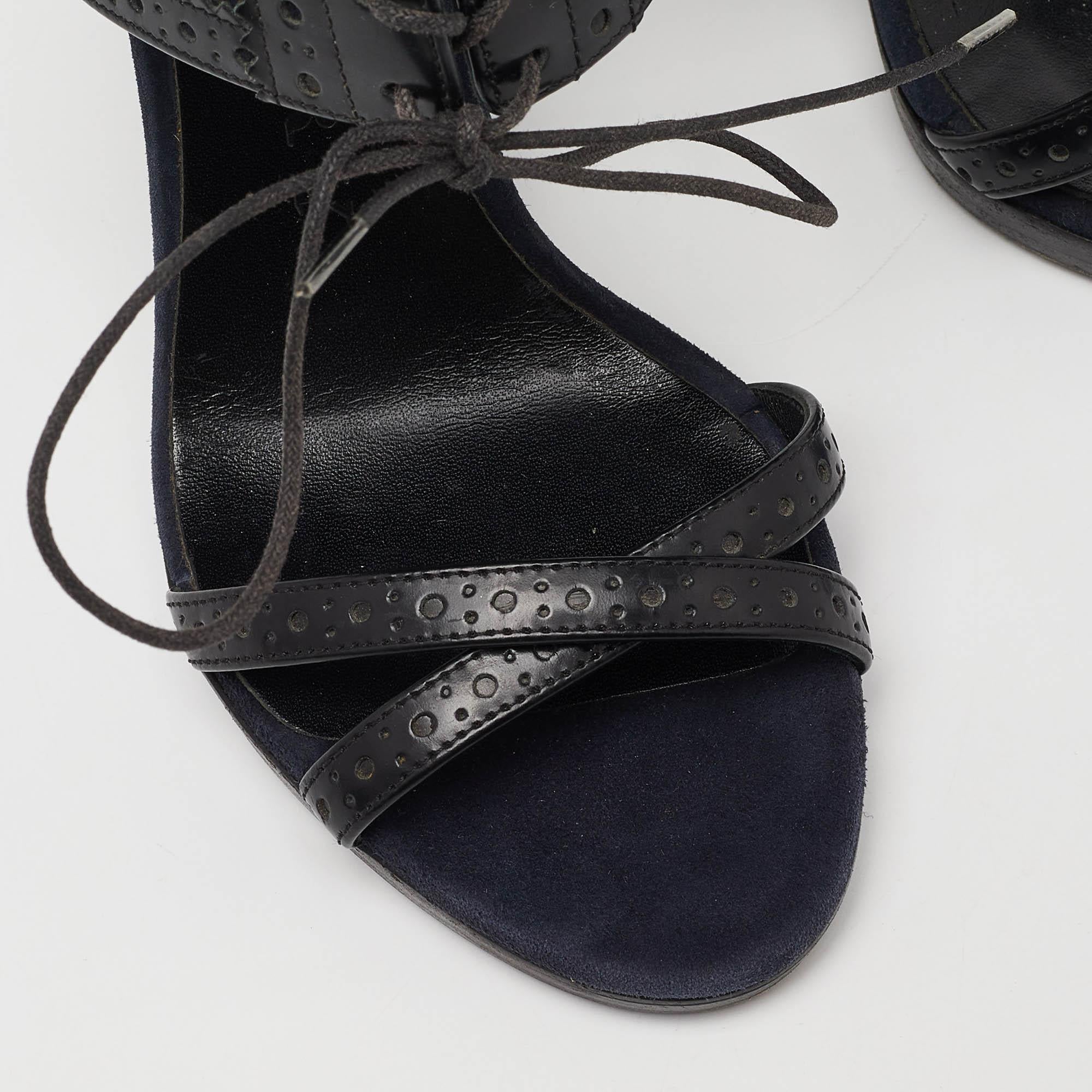 Burberry Sandalias de cordones Gauld de ante azul marino y piel de brogue negra talla 36 en venta 2
