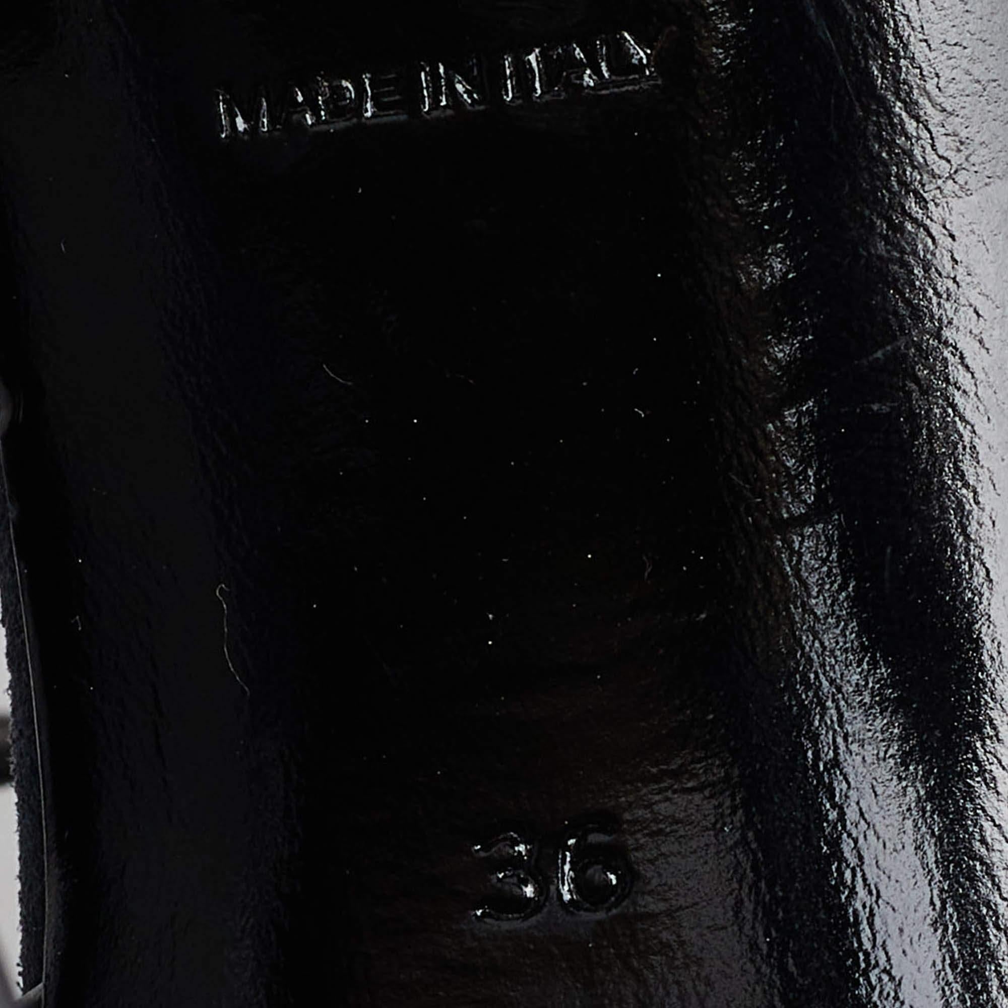 Burberry Sandalias de cordones Gauld de ante azul marino y piel de brogue negra talla 36 en venta 3