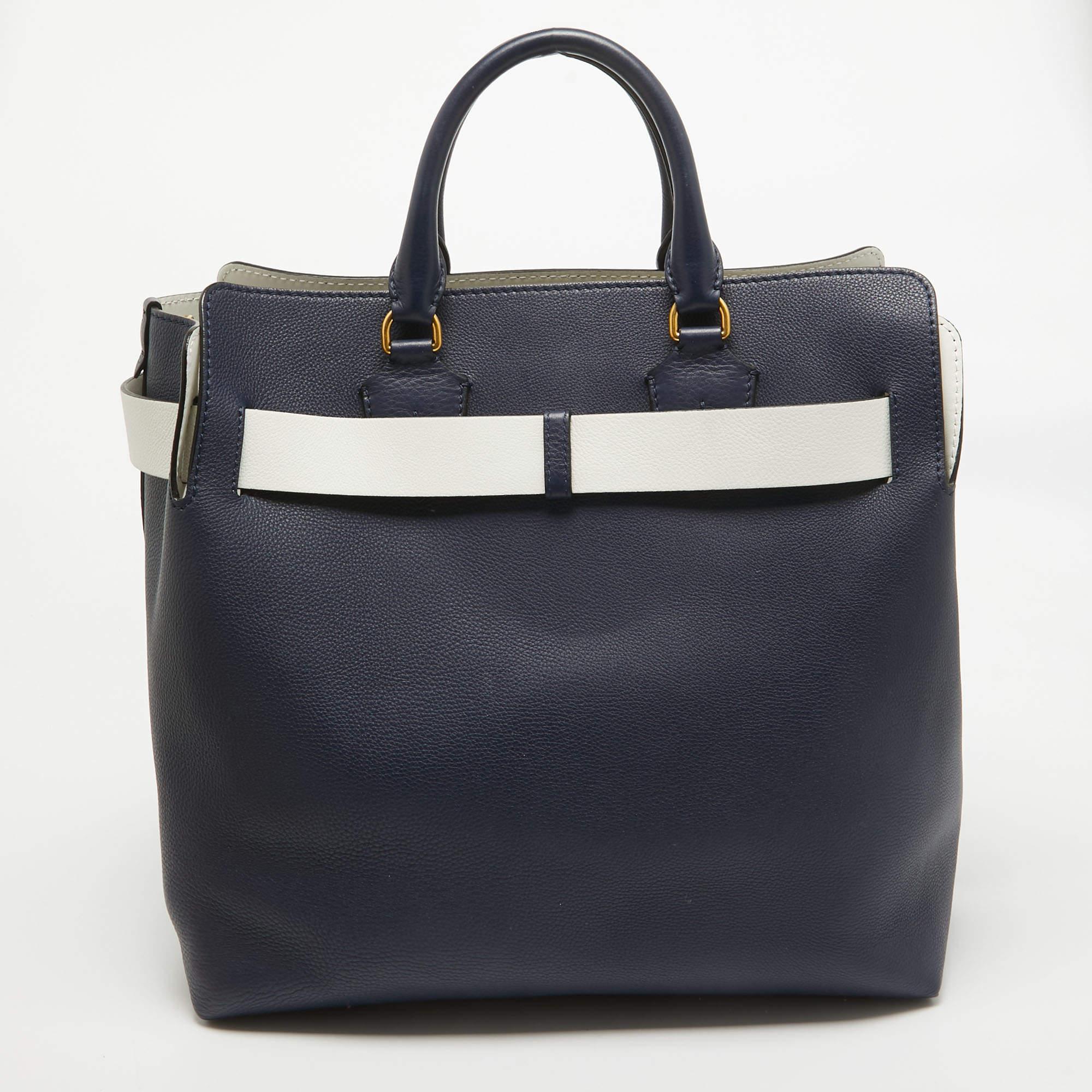 Burberry: borsa grande in pelle blu/bianco con cintura In condizioni ottime in vendita a Dubai, Al Qouz 2