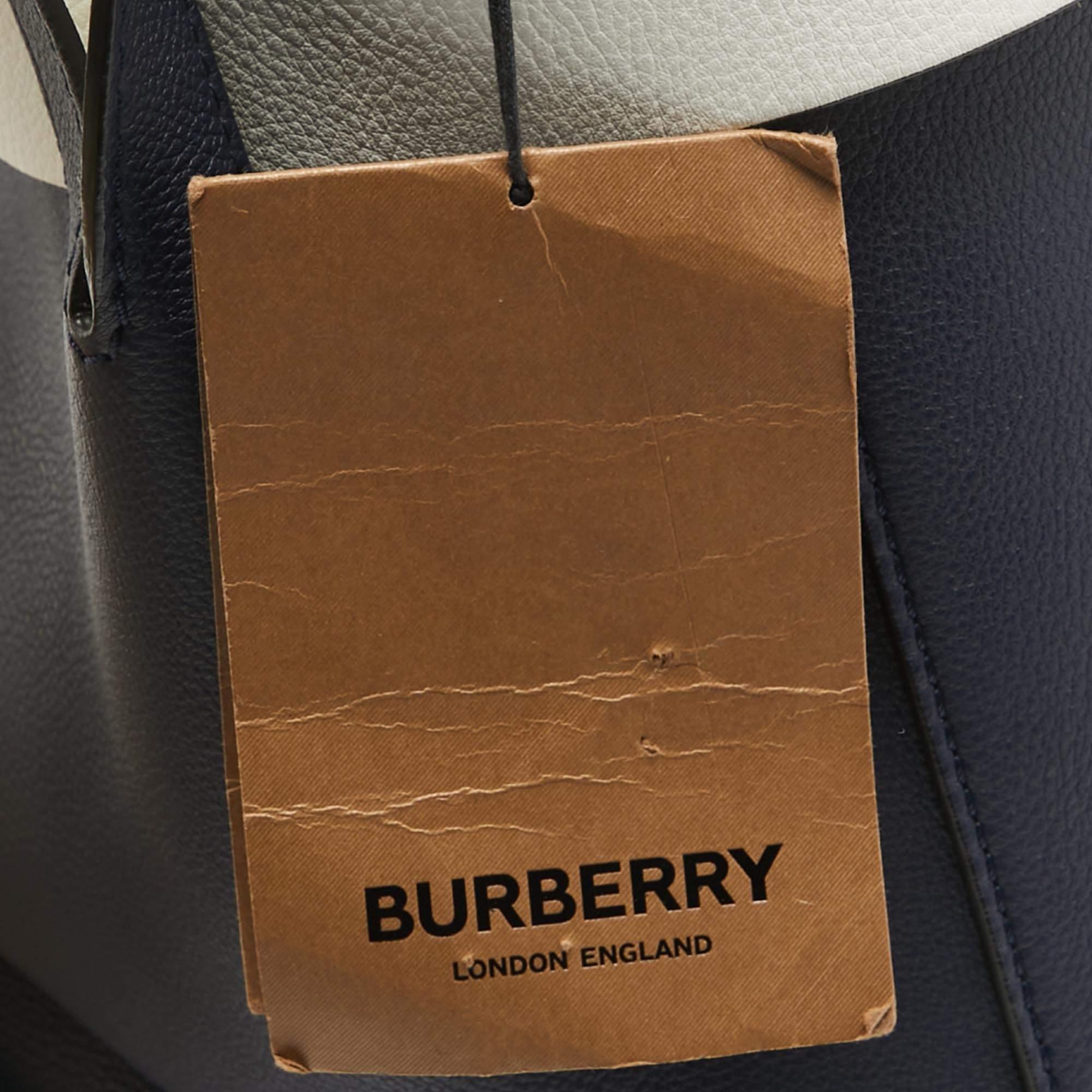 Burberry: borsa grande in pelle blu/bianco con cintura in vendita 1
