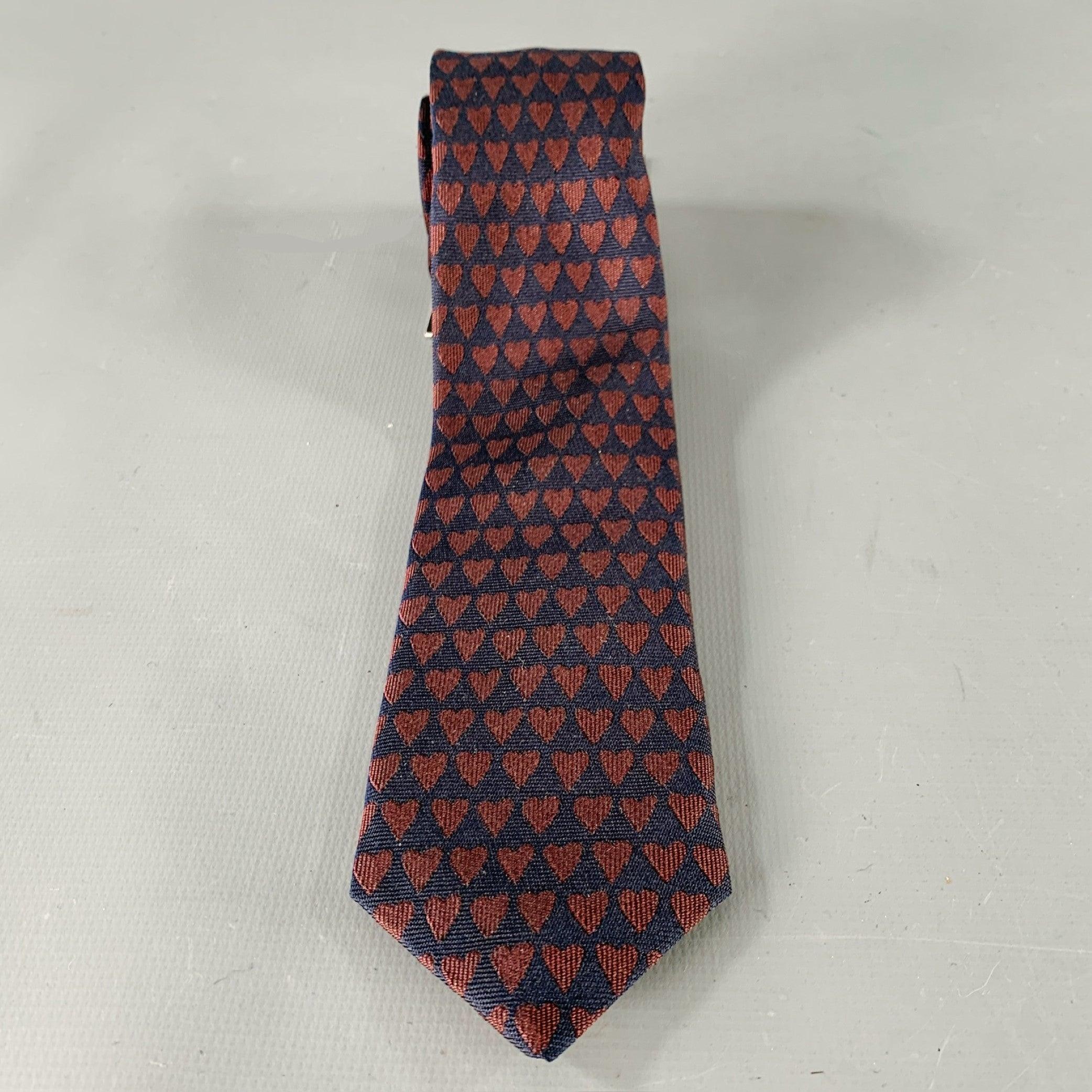 BURBERRY Krawatte
aus marineblauer und brauner Seide mit Allover-Herzmuster und schmalem Schnitt.
Made in UK.Sehr guter gebrauchter Zustand.  

Abmessungen: 
  Breite: 2 Zoll Länge: 59 Zoll 
  
  
 
Sui Generis-Referenz: 137688
Kategorie: