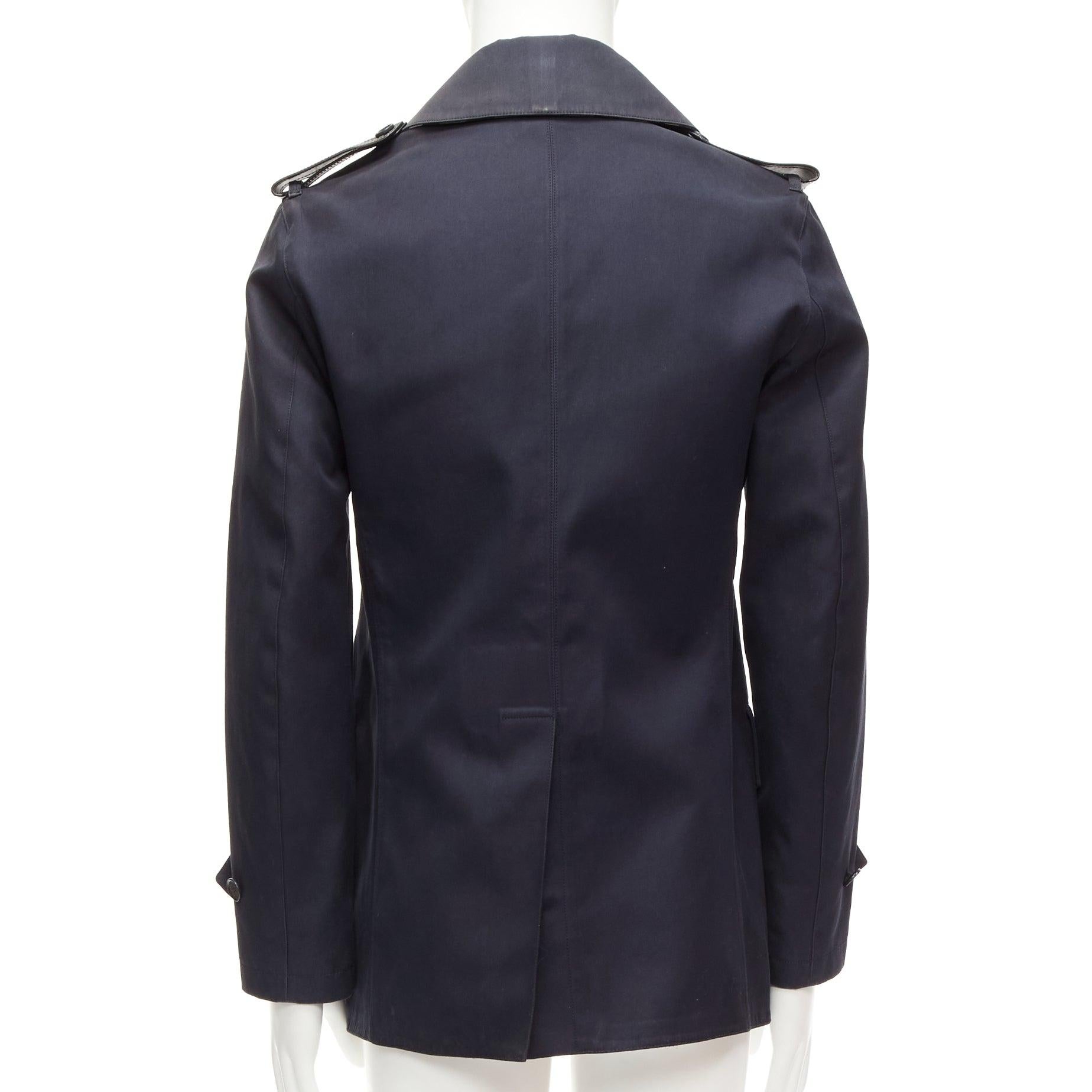 Uomo Burberry, trench corto in cotone e lana foderato in pelle con spalline, IT48 M. in vendita