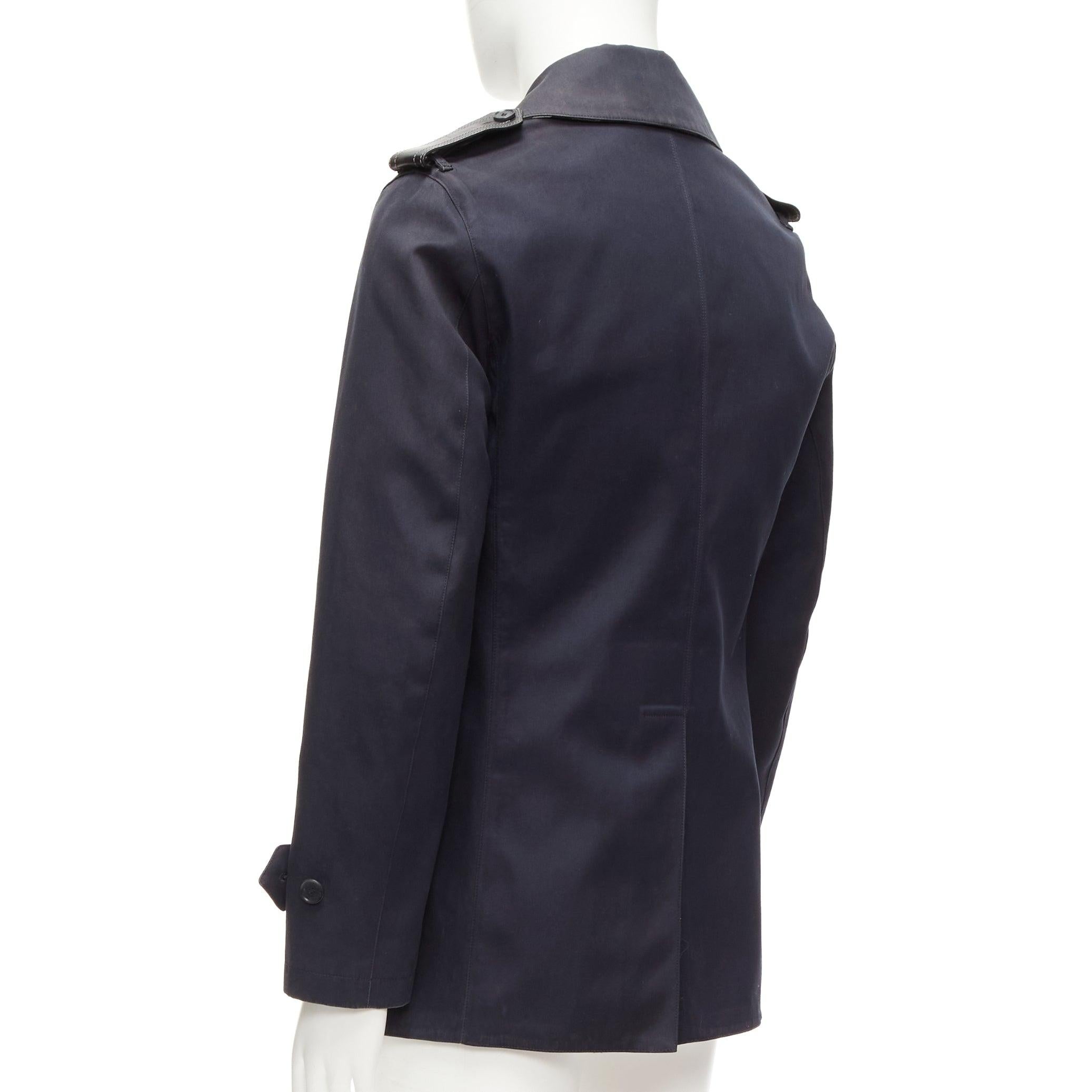 Burberry, trench corto in cotone e lana foderato in pelle con spalline, IT48 M. in vendita 1