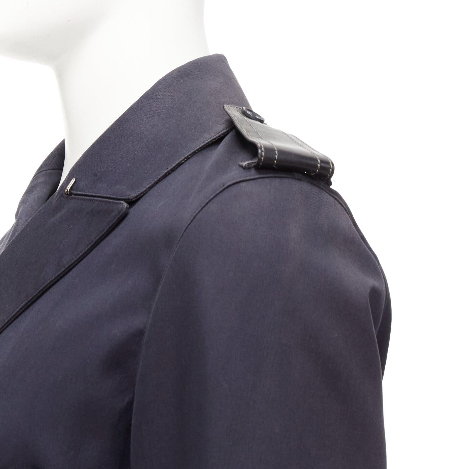 Burberry, trench corto in cotone e lana foderato in pelle con spalline, IT48 M. in vendita 2