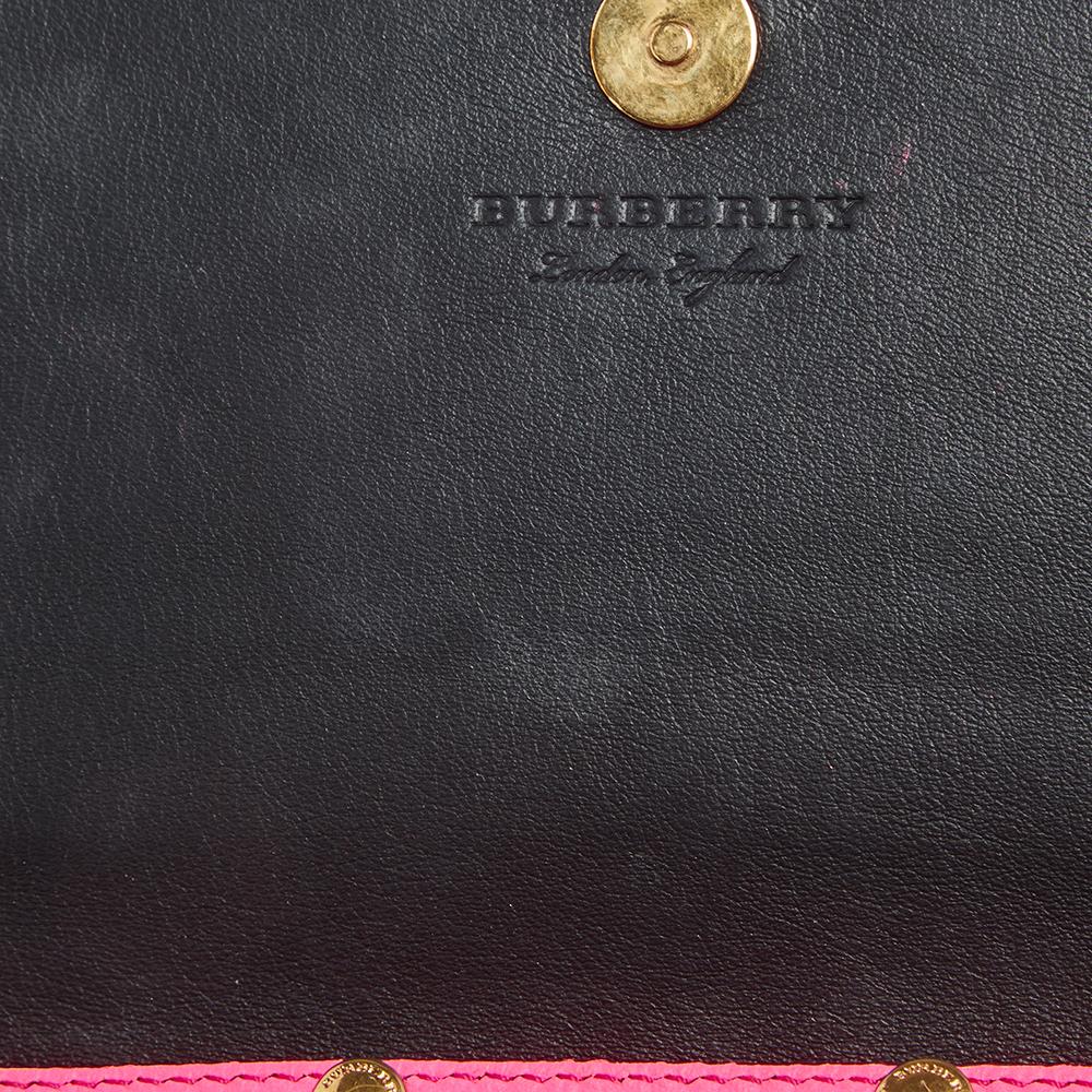 Burberry Neon Pink Logo Embossed Leather Hampshire Crossbody Bag In Good Condition In Dubai, Al Qouz 2