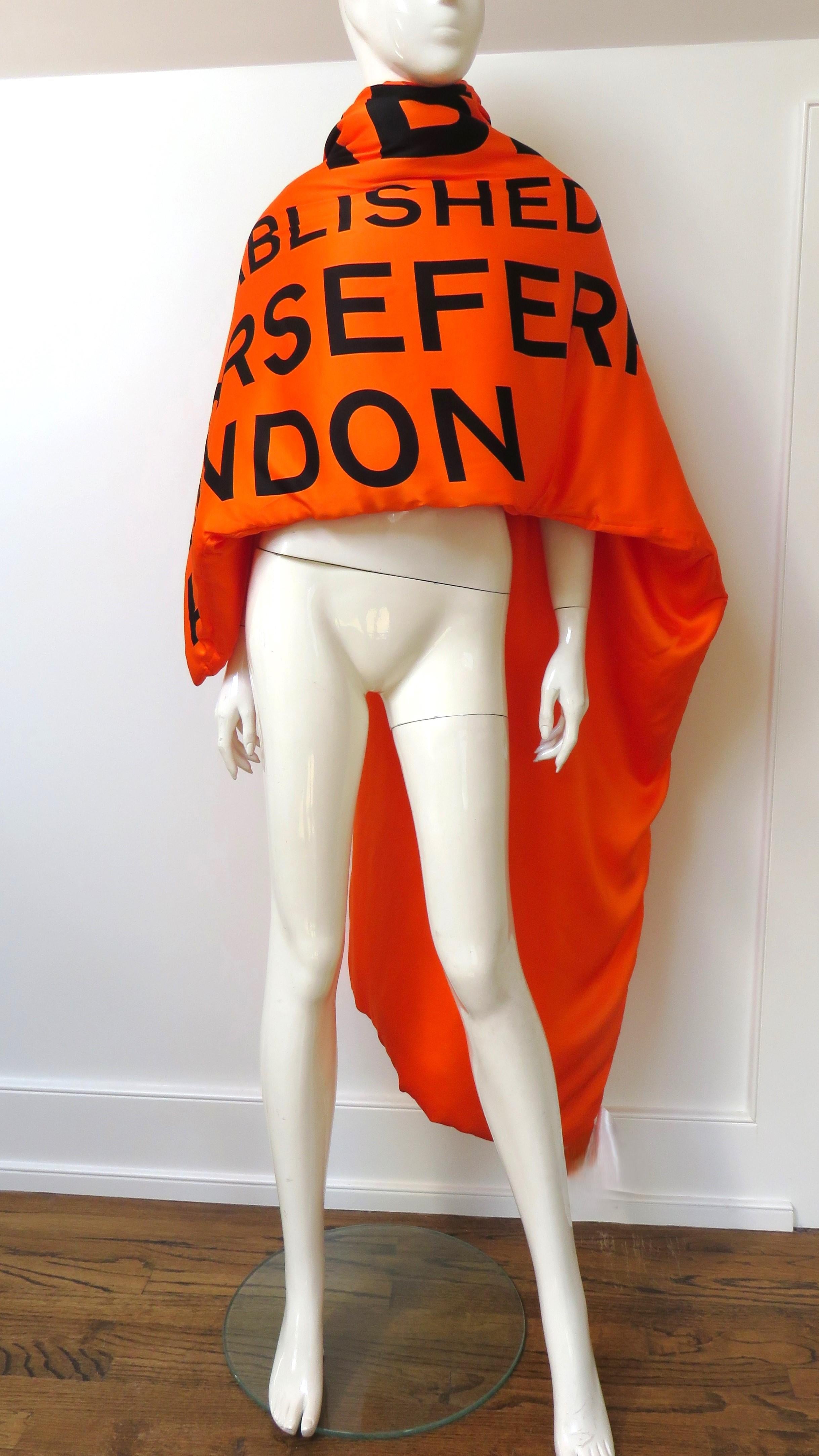 Burberry Nuovo con Etichetta Sciarpa Puffer in Seta con Logo a Lettera in vendita 5