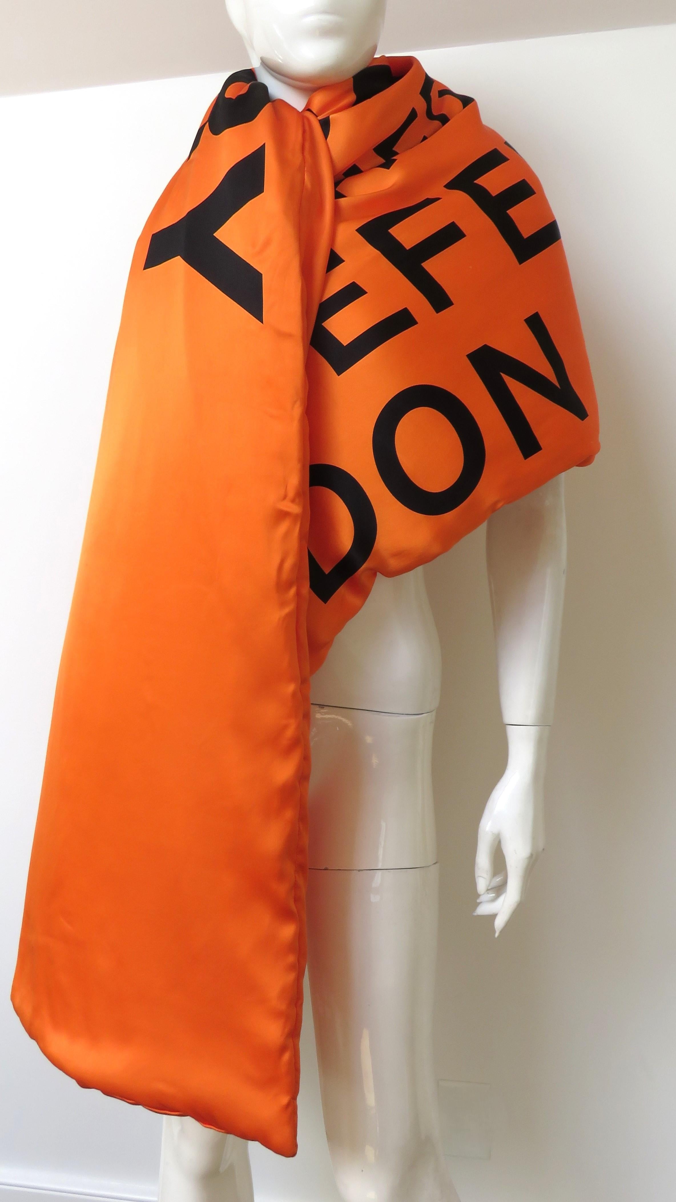 Burberry Nuovo con Etichetta Sciarpa Puffer in Seta con Logo a Lettera in vendita 6