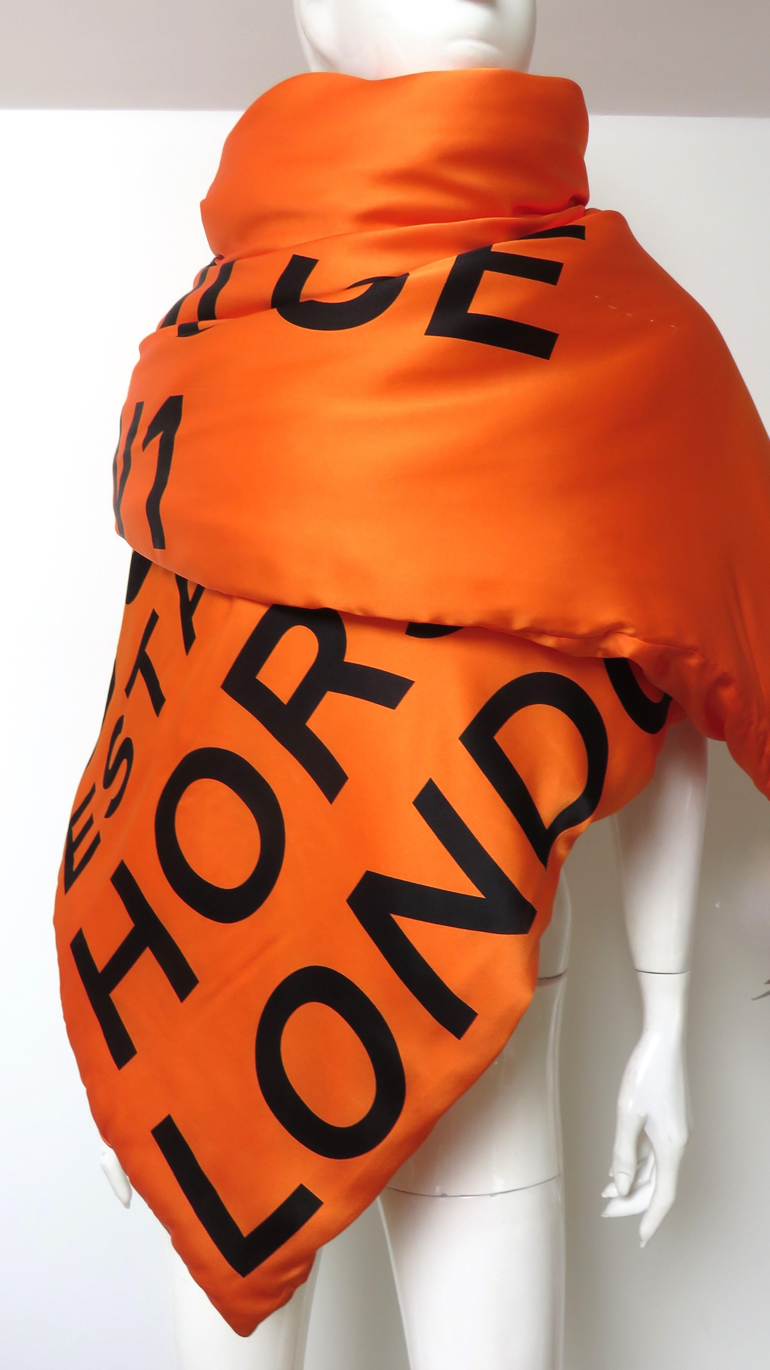 Burberry Nuovo con Etichetta Sciarpa Puffer in Seta con Logo a Lettera in vendita 7