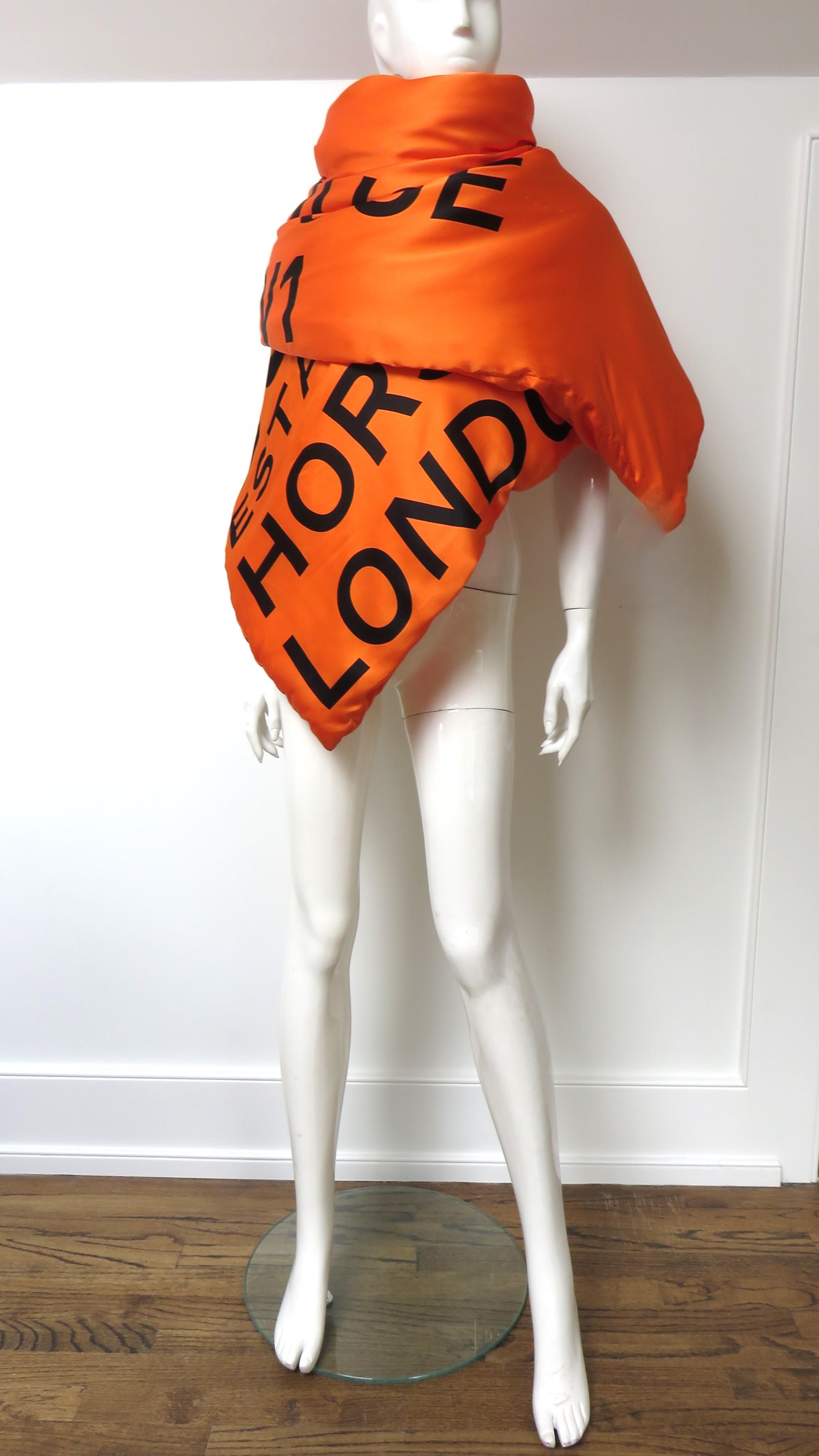 Burberry Nuovo con Etichetta Sciarpa Puffer in Seta con Logo a Lettera in vendita 8