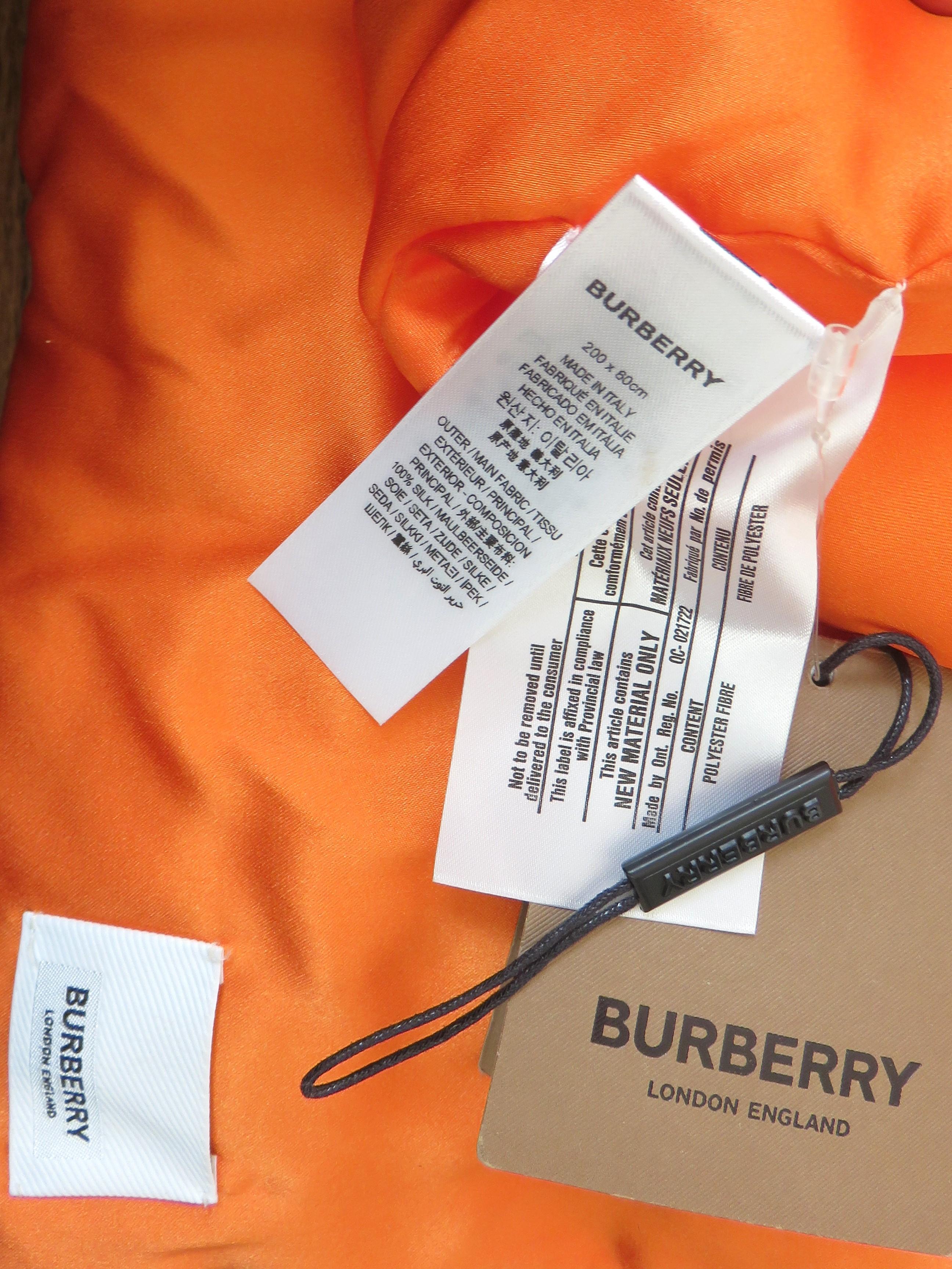 Burberry Nuovo con Etichetta Sciarpa Puffer in Seta con Logo a Lettera in vendita 9