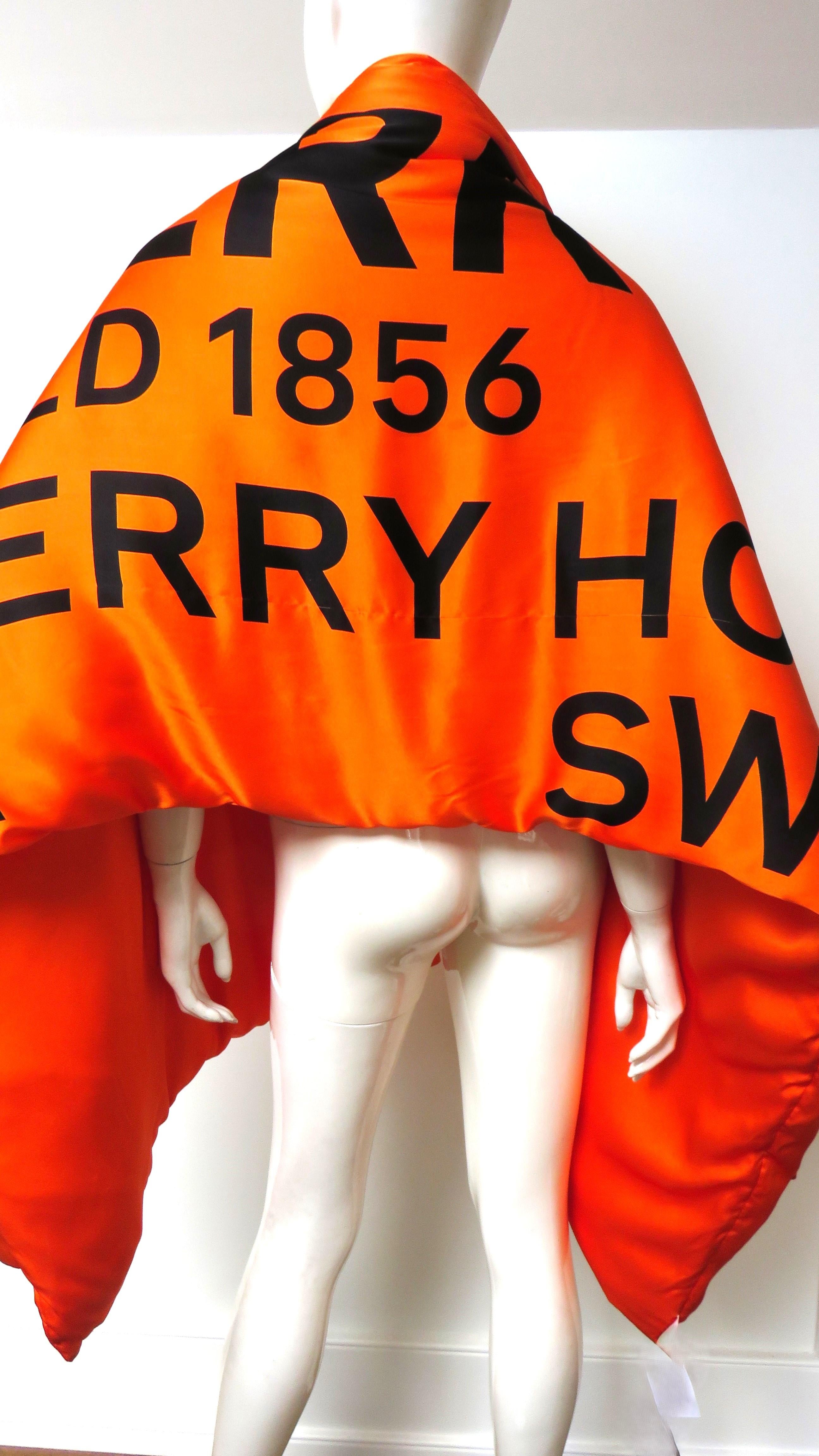 Rosso Burberry Nuovo con Etichetta Sciarpa Puffer in Seta con Logo a Lettera in vendita