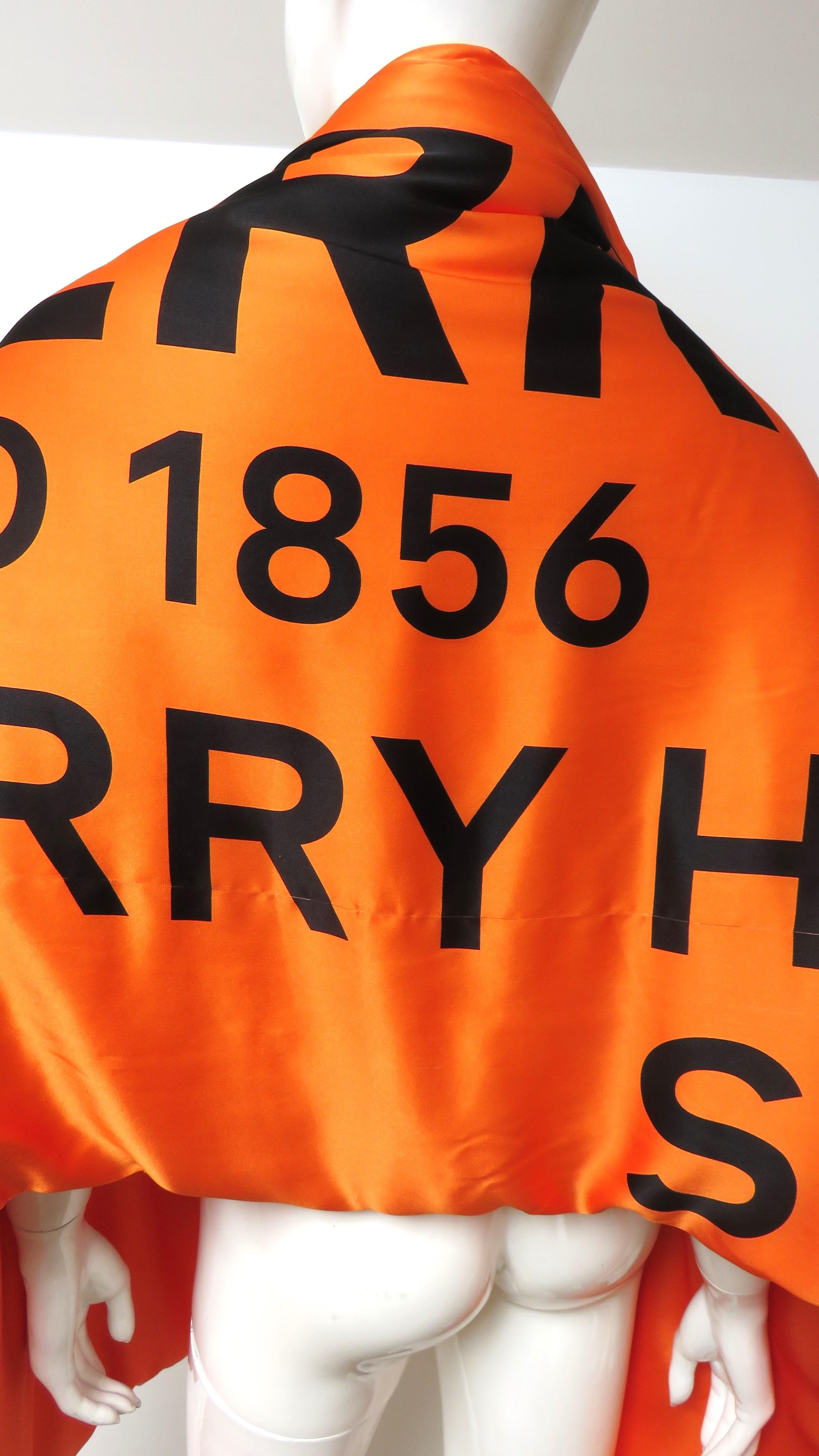 Burberry Nuovo con Etichetta Sciarpa Puffer in Seta con Logo a Lettera In condizioni buone in vendita a Water Mill, NY