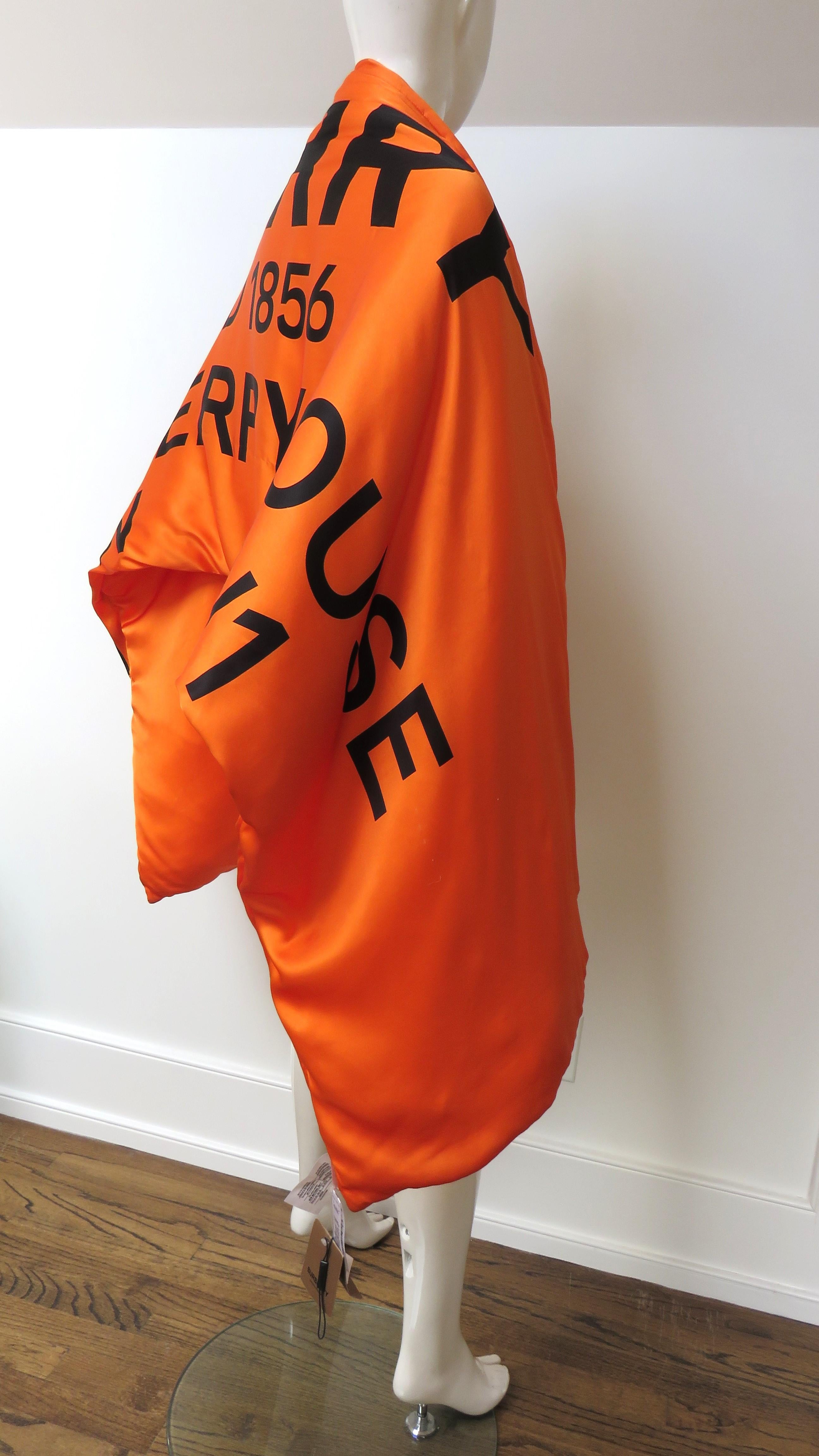 Donna Burberry Nuovo con Etichetta Sciarpa Puffer in Seta con Logo a Lettera in vendita